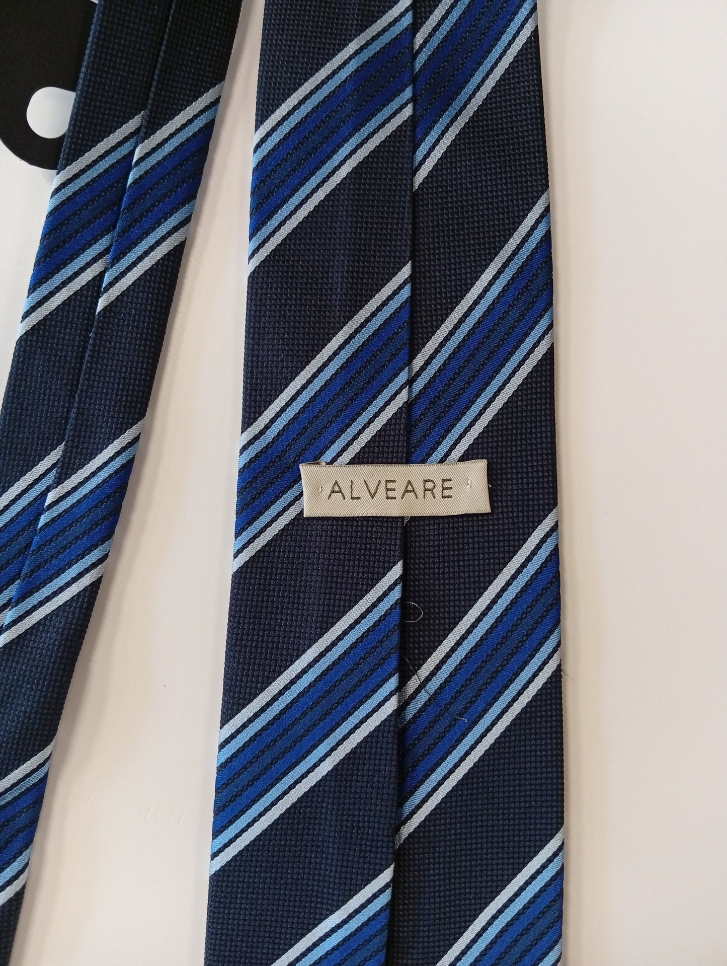 Corbata de seda – azul oscuro con rayas – estilo atemporal – Alveare