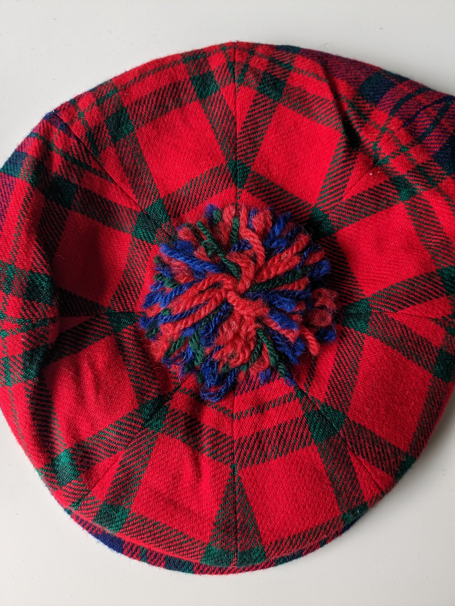 Vintage Universal Cap flat cap / pet. Rood Groen Blauw geruit. Maat 55.