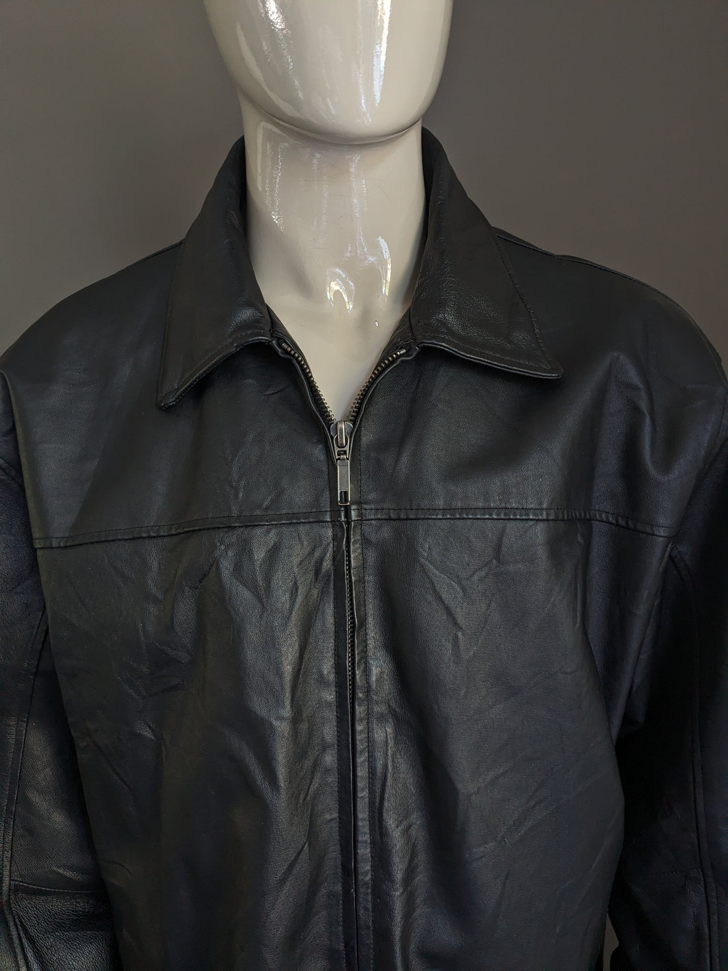 Vintage halflange Leren jas. Zwart gekleurd. Maat 3XL / XXXL.