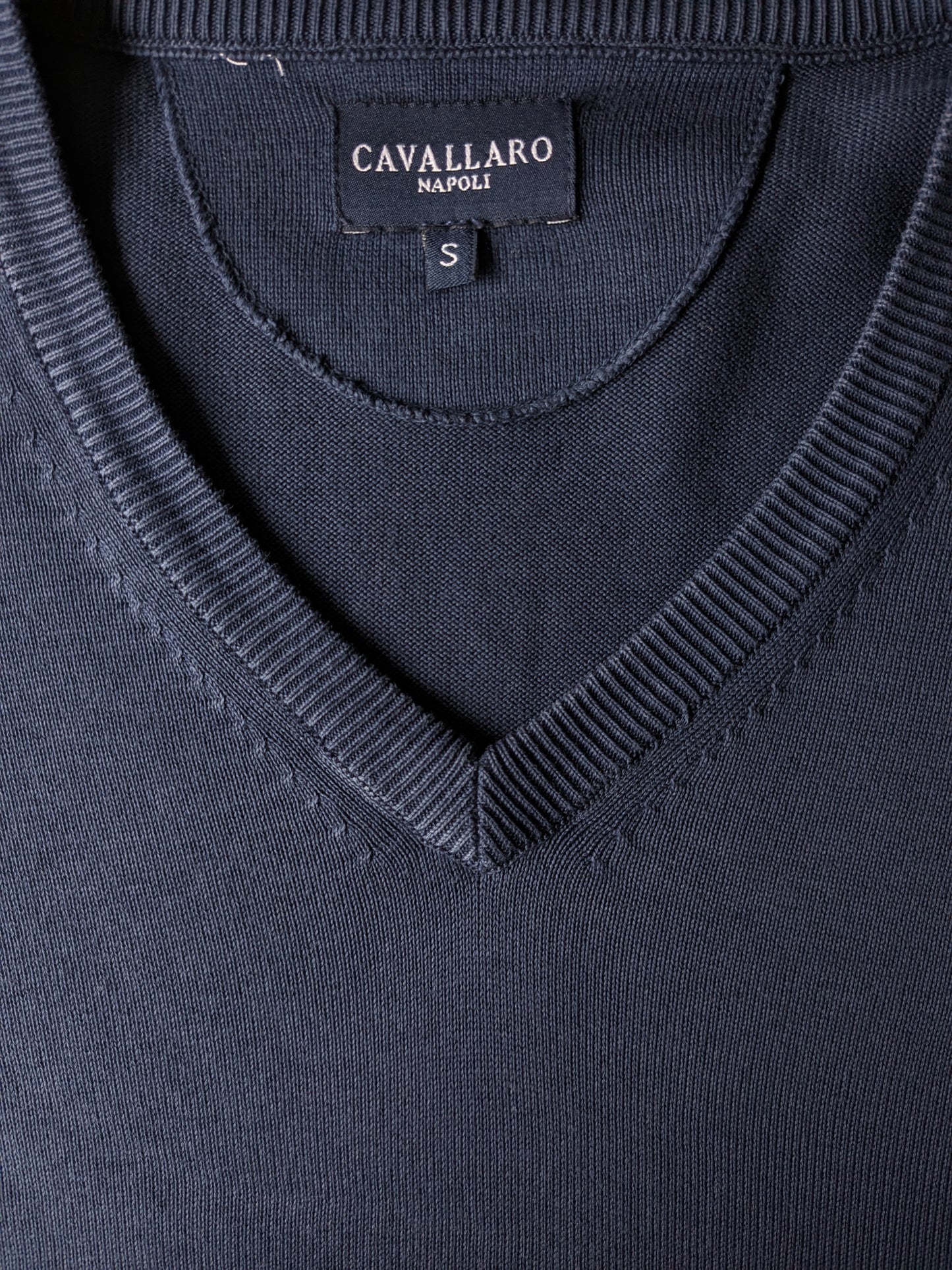 Cavallaro katoenen trui met V-hals. Donker Blauw gekleurd. Maat S.
