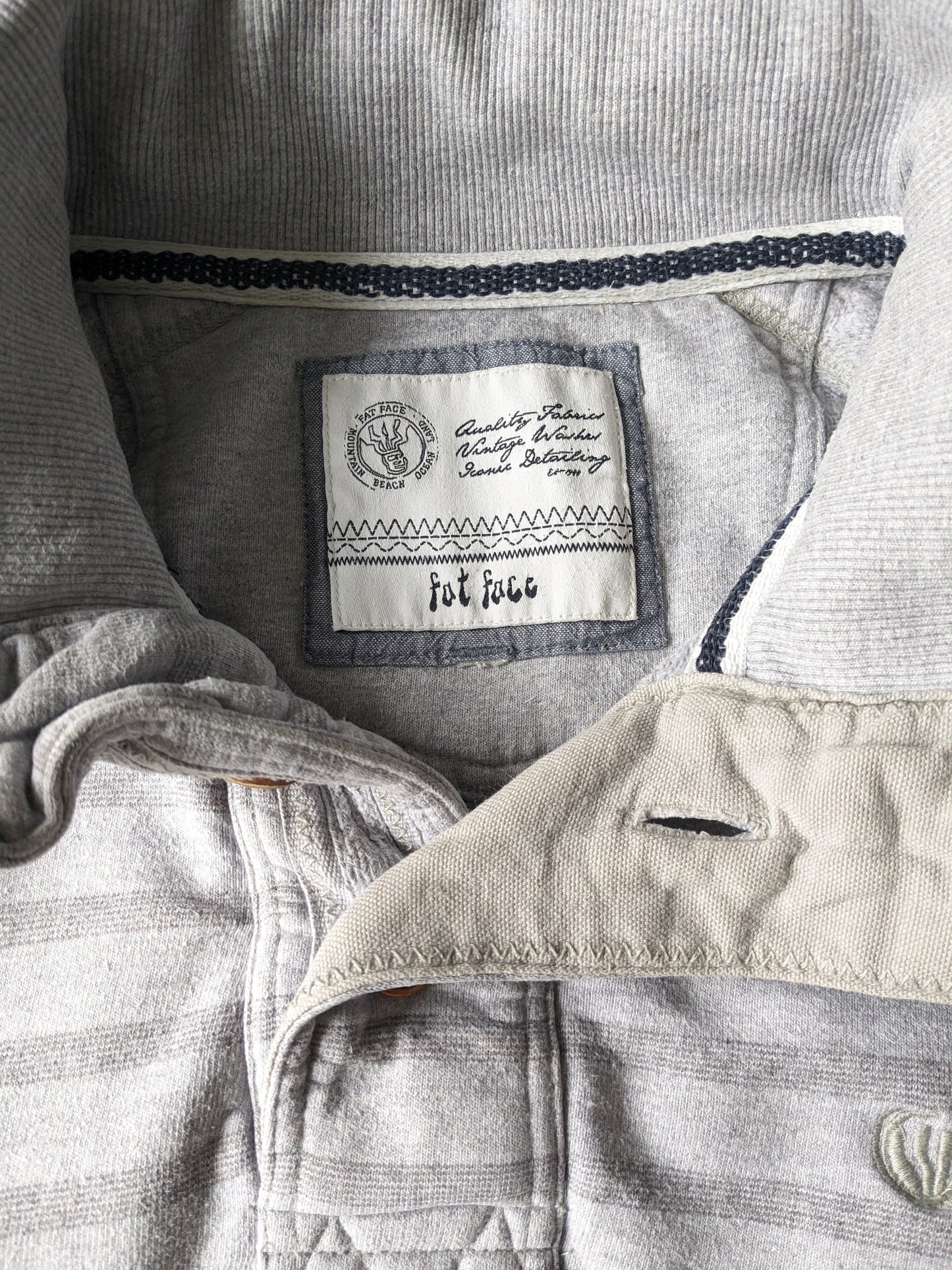 Fat Face Pullover mit Knöpfen. Grau gestreift. Größe L.