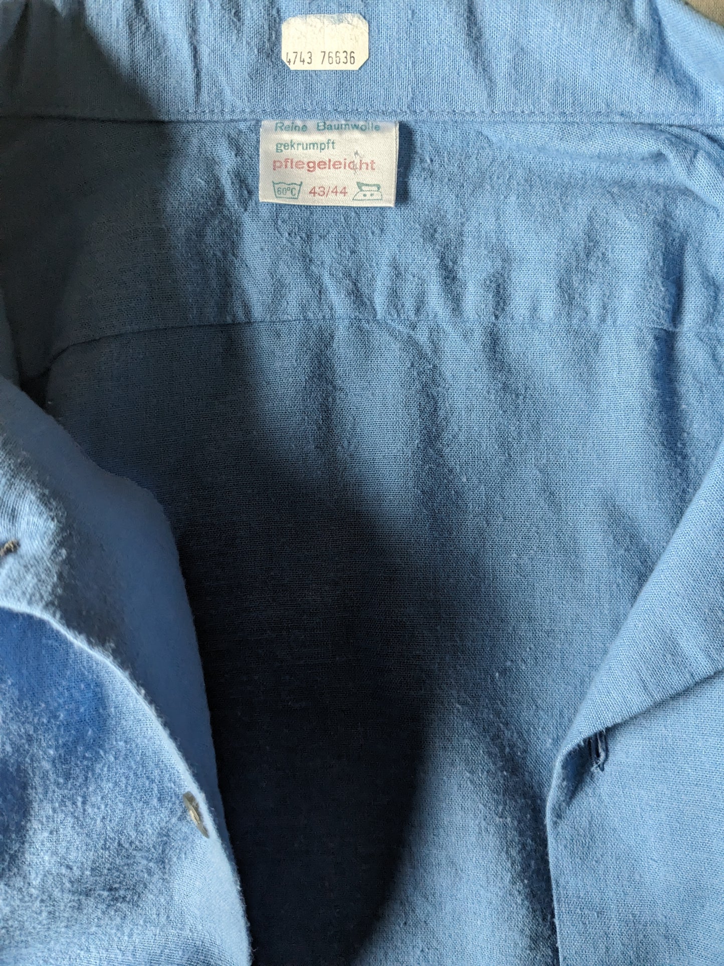 Vintage-Hemd aus den 70ern mit spitzem Kragen. Blau gefärbt. Größe 2XL / XXL.