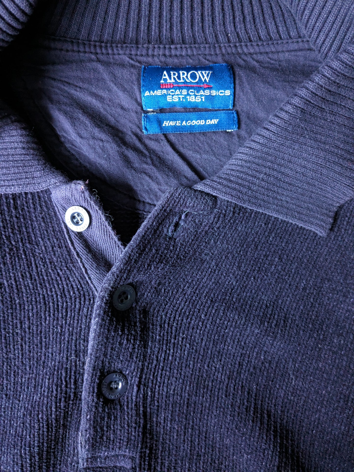 Pfeil-Polopullover. Dunkelblau gefärbt. Größe L.