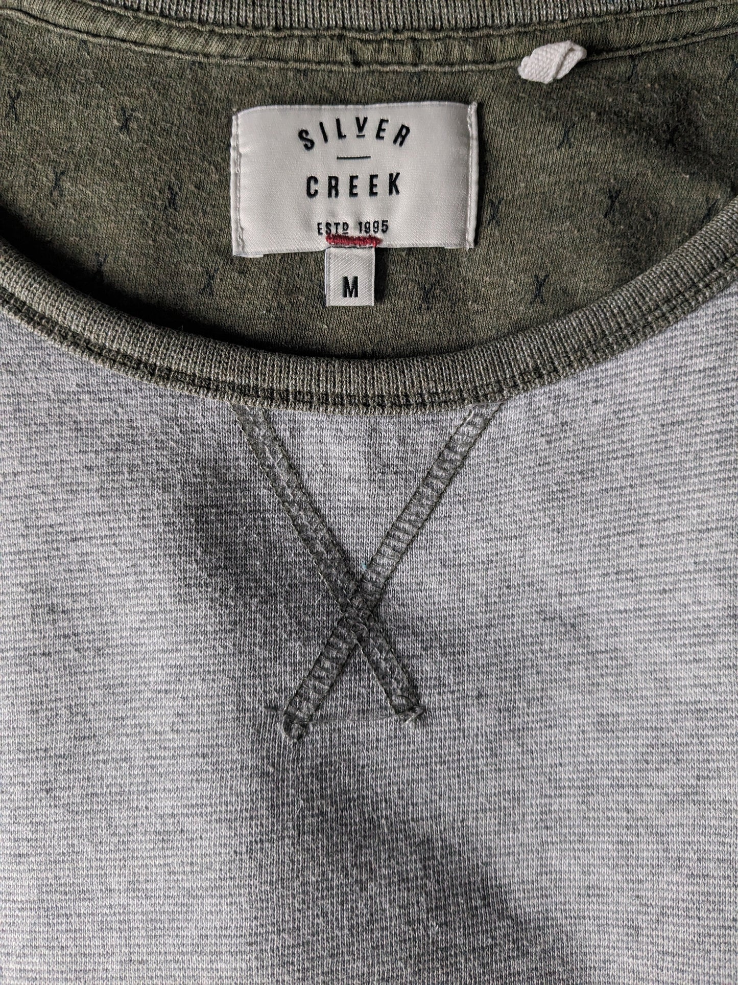 SilverCreek-Pullover mit Daumenlöchern. Graugrün gestreift. Größe M.