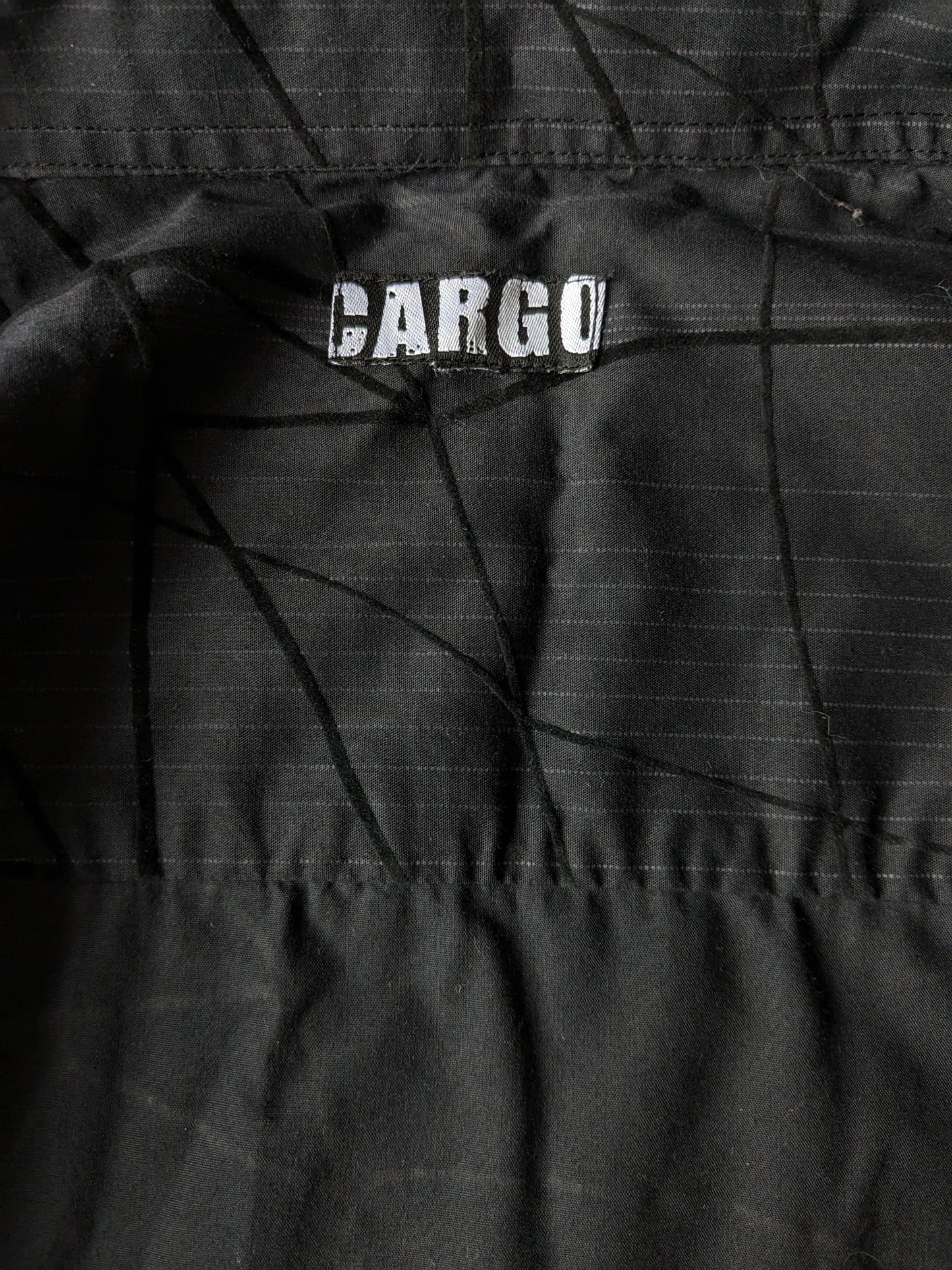Cargo-Shirt. Schwarzer Druck. Größe L.