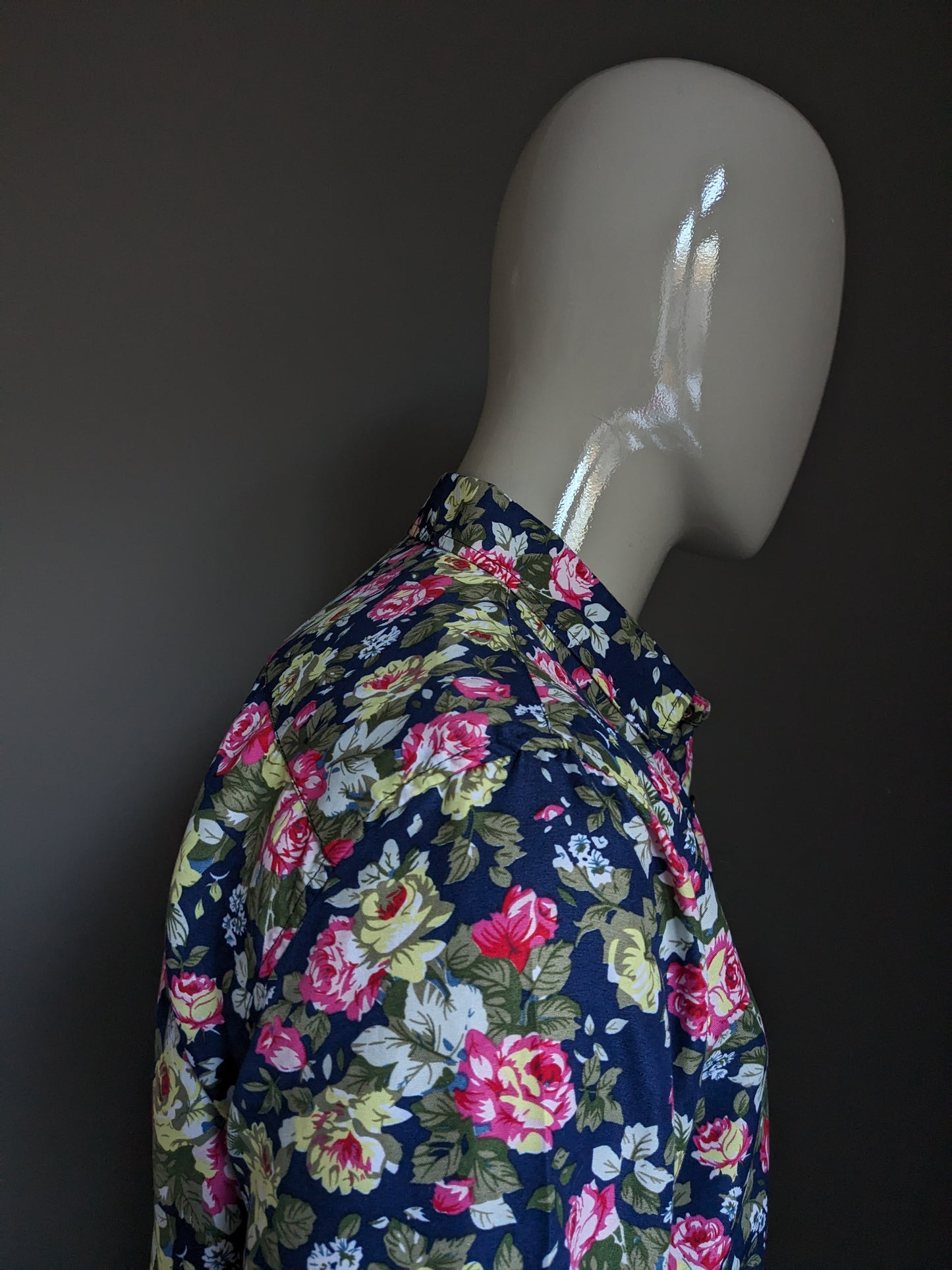 Merkloos print overhemd. Blauw Roze Groene bloemen print. Maat L.