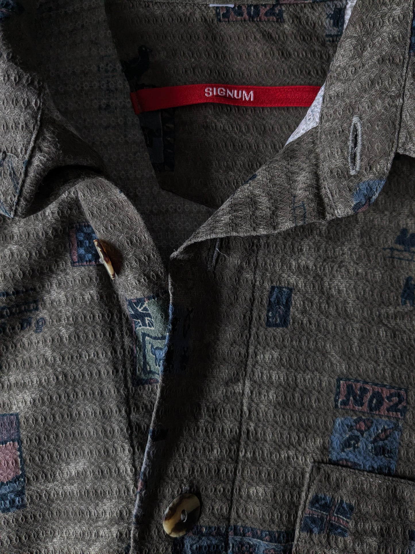Vintage Signum Hemd kurzarm. Größere Tasten. Braungrün-blauer Druck. Größe XL.
