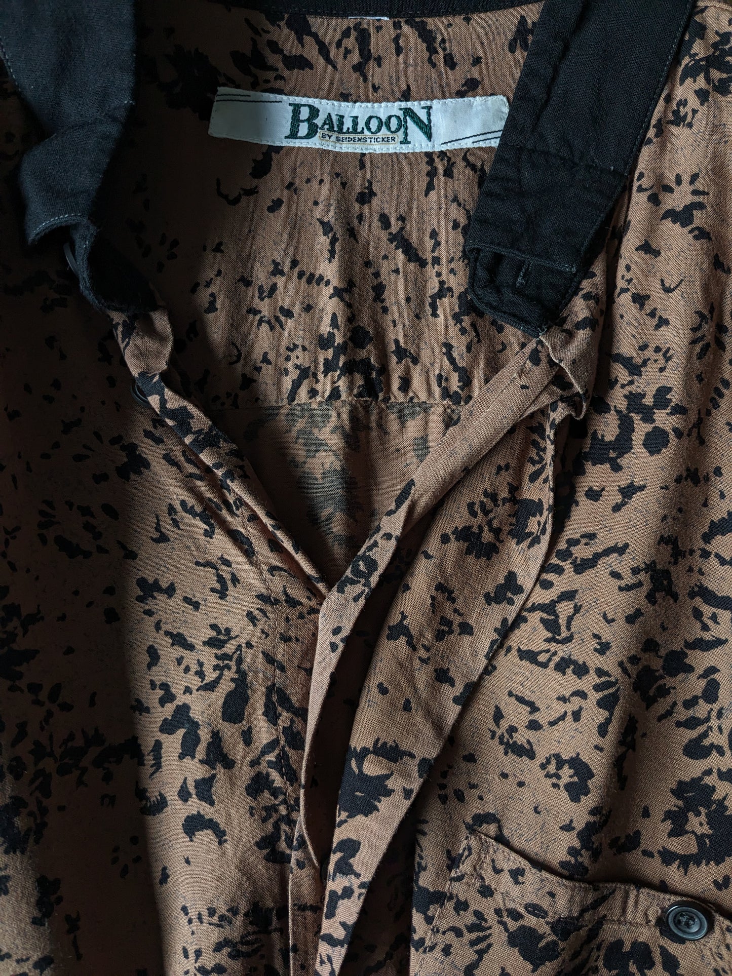 Vintage-Ballon-Shirt mit kurzen Ärmeln. Braun-schwarzer Druck. Größe XL.