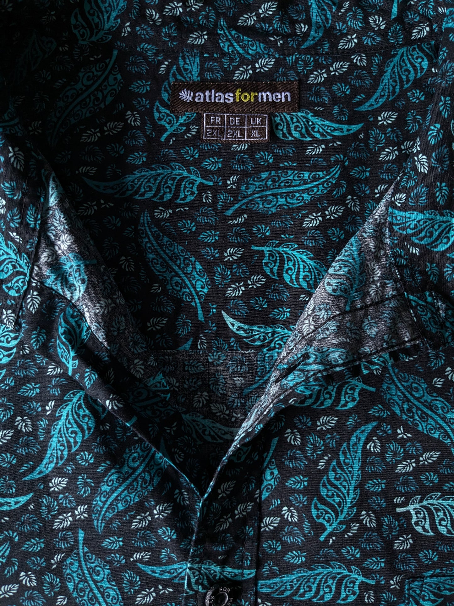 Atlas for Men short sleeve shirt. Green black leaf motif. Size XXL / 2XL