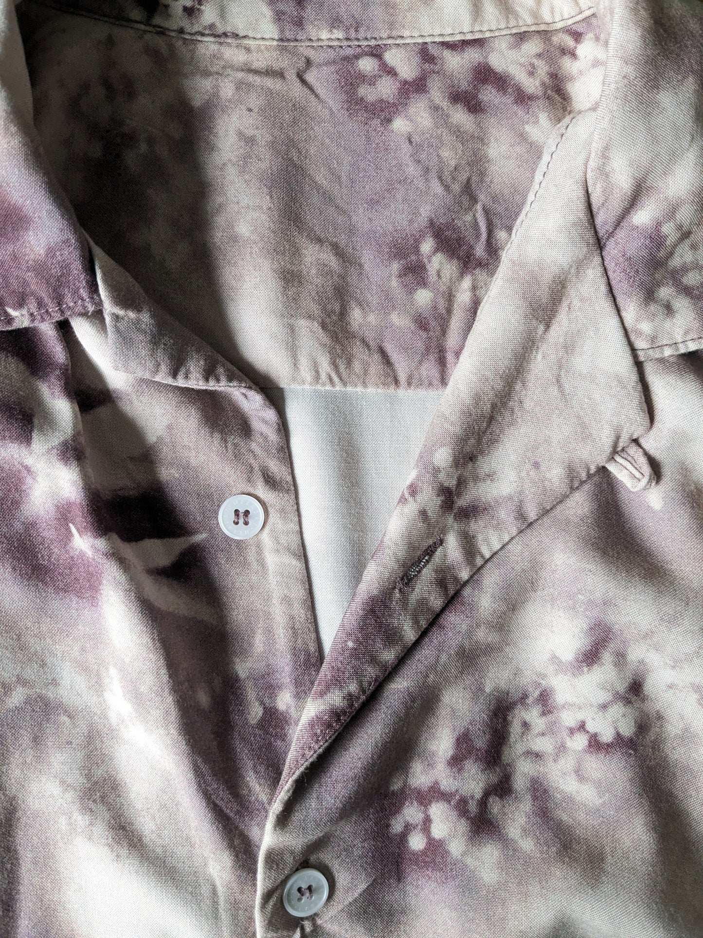 Camisa de entre semana de manga corta. Estampado beige lila. Talla S.