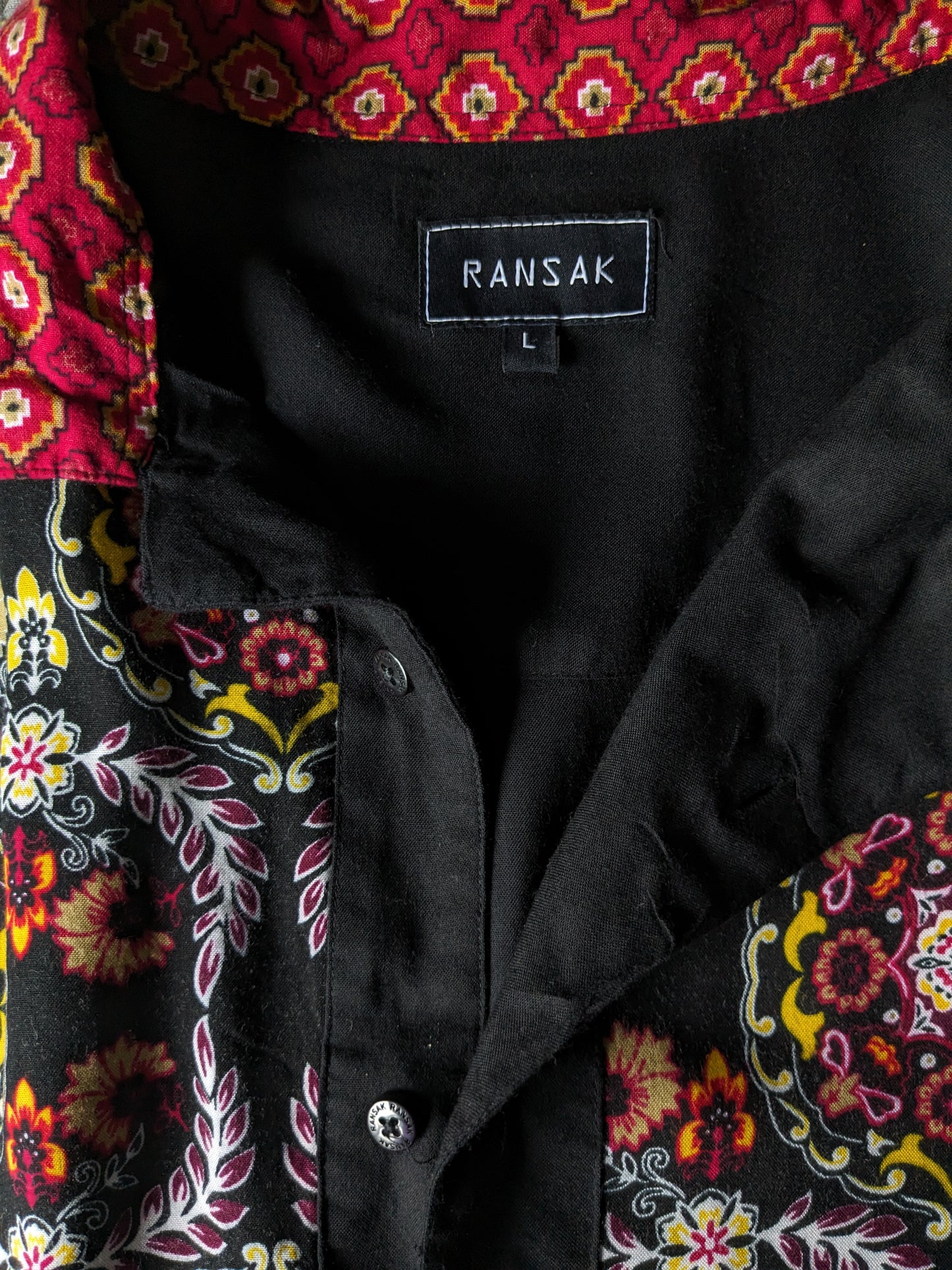 Ransak shirt short sleeve. Black red yellow print. Size L.
