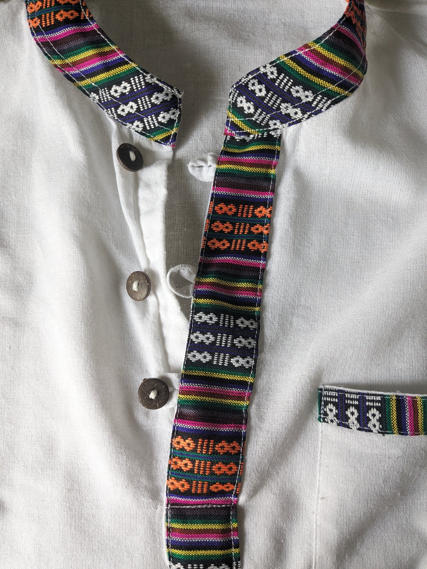 Vintage overhemd shirt met mao / boeren- / opstaande kraag. Wit met gekleurde randen. Maat M.