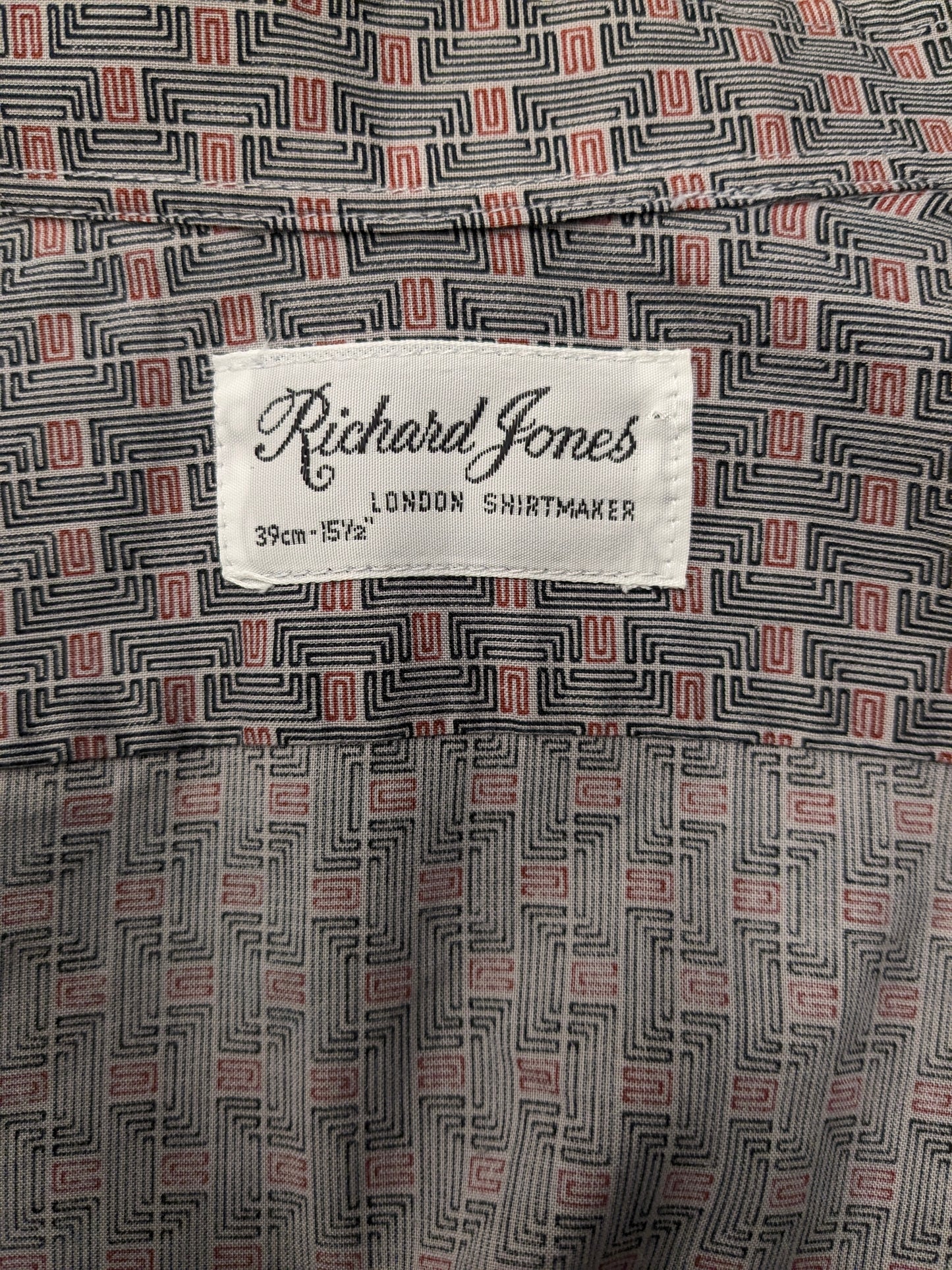 Shirt vintage Richard Jones. Stampa nera rossa. Taglia M.