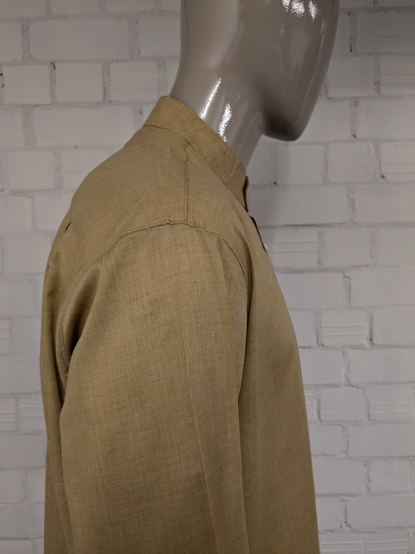 Overhemd Shirt met mao / boeren / farmers kraag. Donker Geel gekleurd. Maat XL.