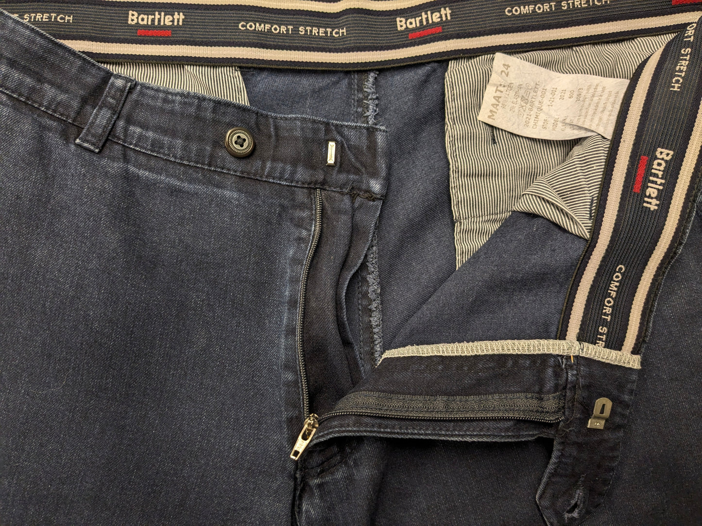 Bartlett jeans broek. Donker Blauw gekleurd. Maat 24 (48 / M). Comfort stretch.