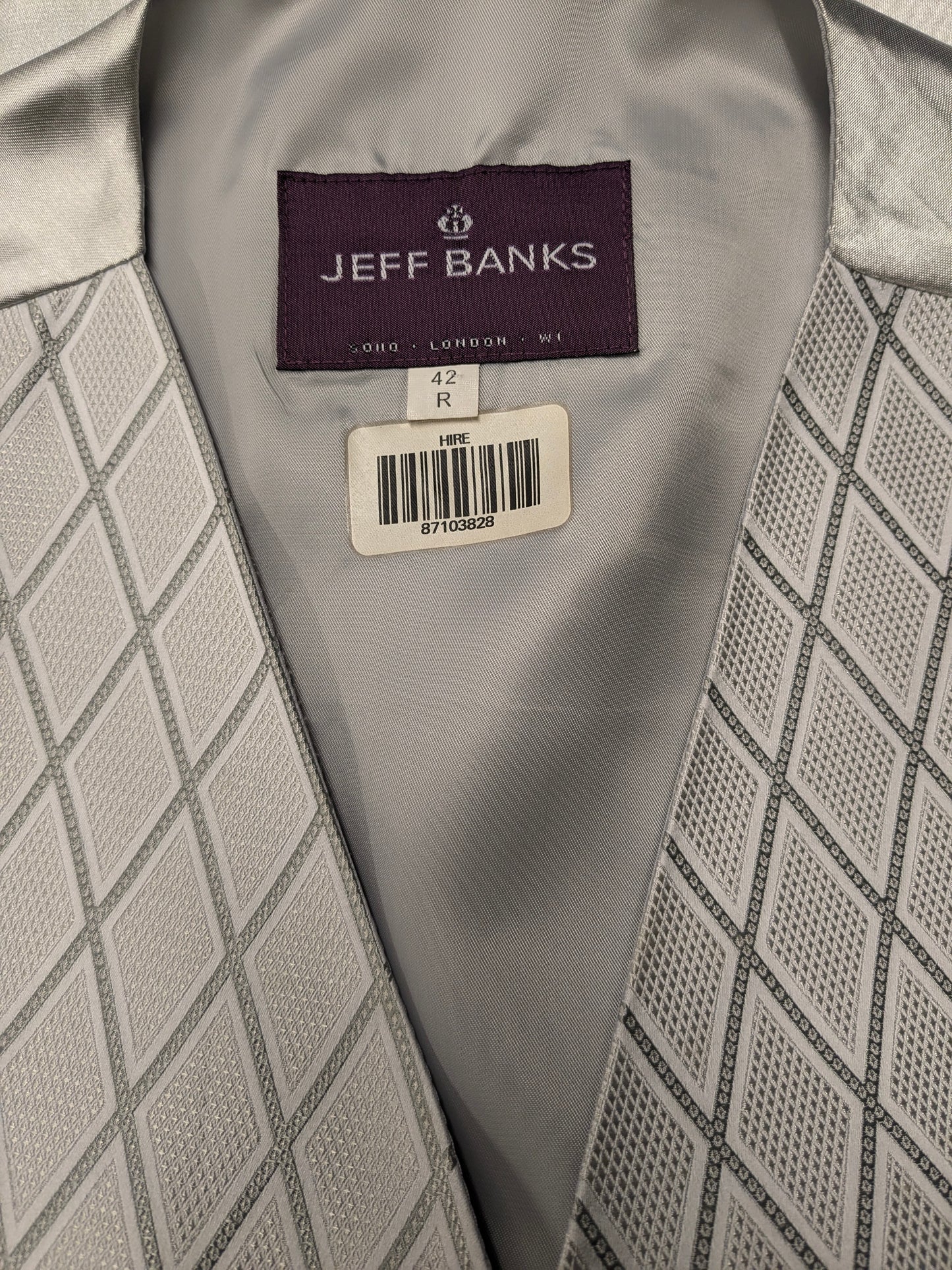 Jeff Banks gilet. Lichtgrijs glanzend motief. Maat L.