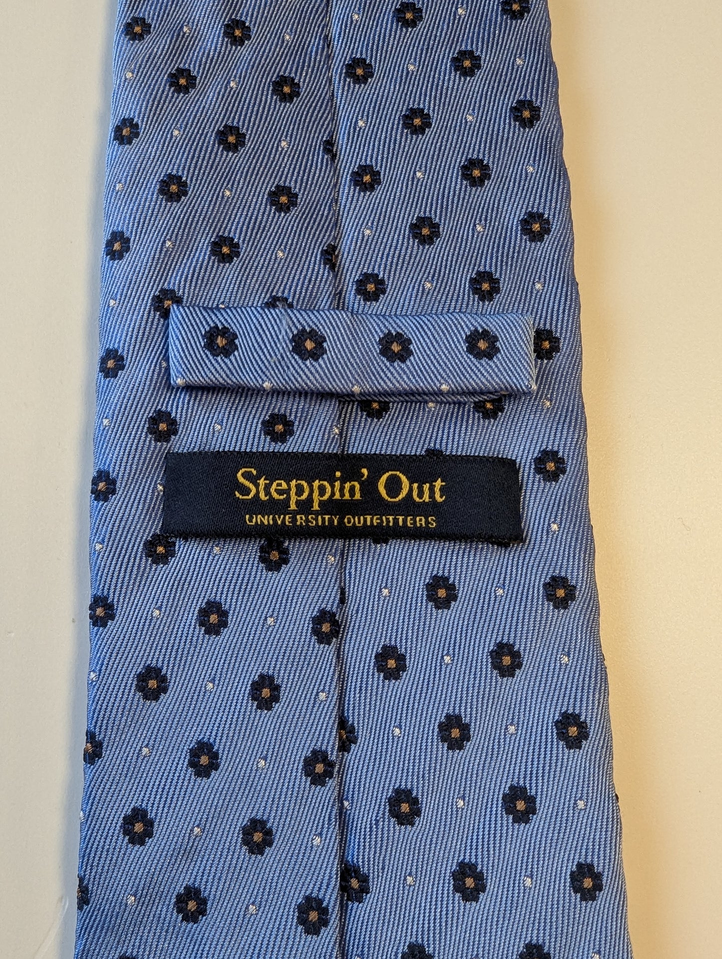 Steppin Out Tie. Lato.