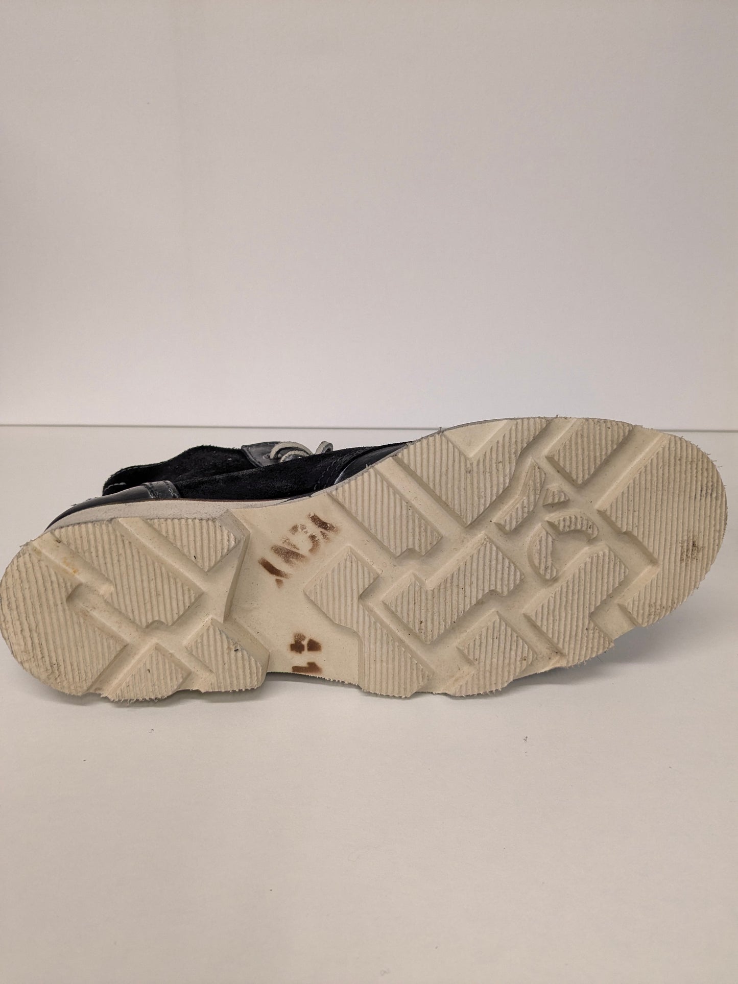 Bottes à demi-bottes à moitié hautes / bottes en dentelle avec lacets en cuir. Couleur noire. Taille 41.