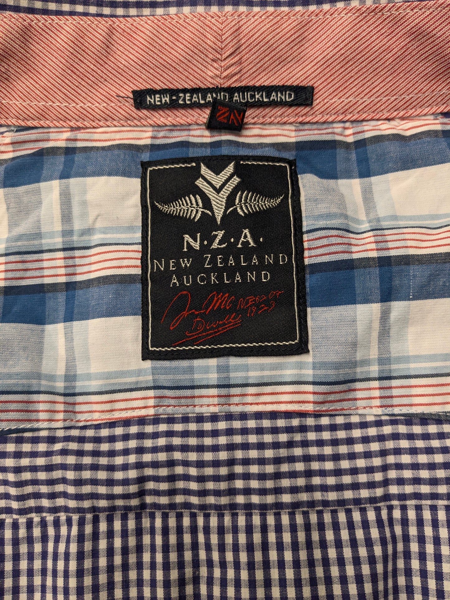Camisa de Auckland de Nueva Zelanda de la NZA. Blanco azul bloqueado con aplicación en la manga. Tamaño xl.