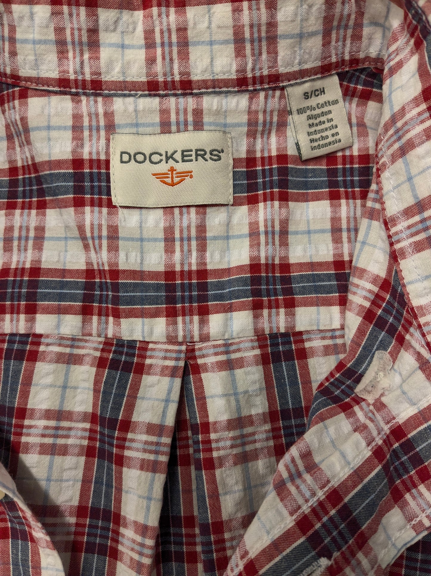Camisa de Dockers Manga corta. Rojo azul blanco marcado con motivo de ondulación tangible. Tamaño S.