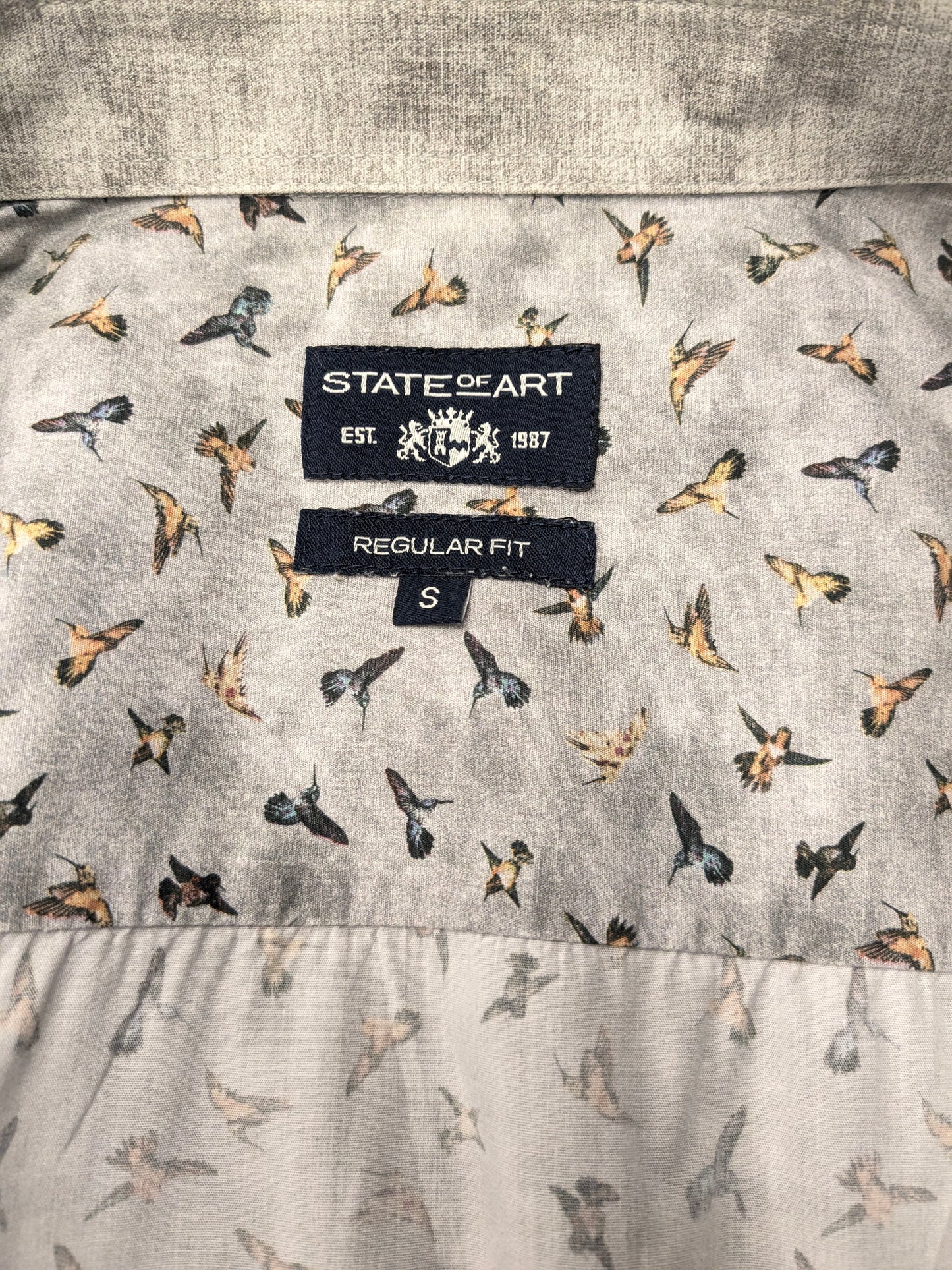 Chemise de pointe. Impression d'oiseaux de couleur grise. Taille S. ajustement régulier.