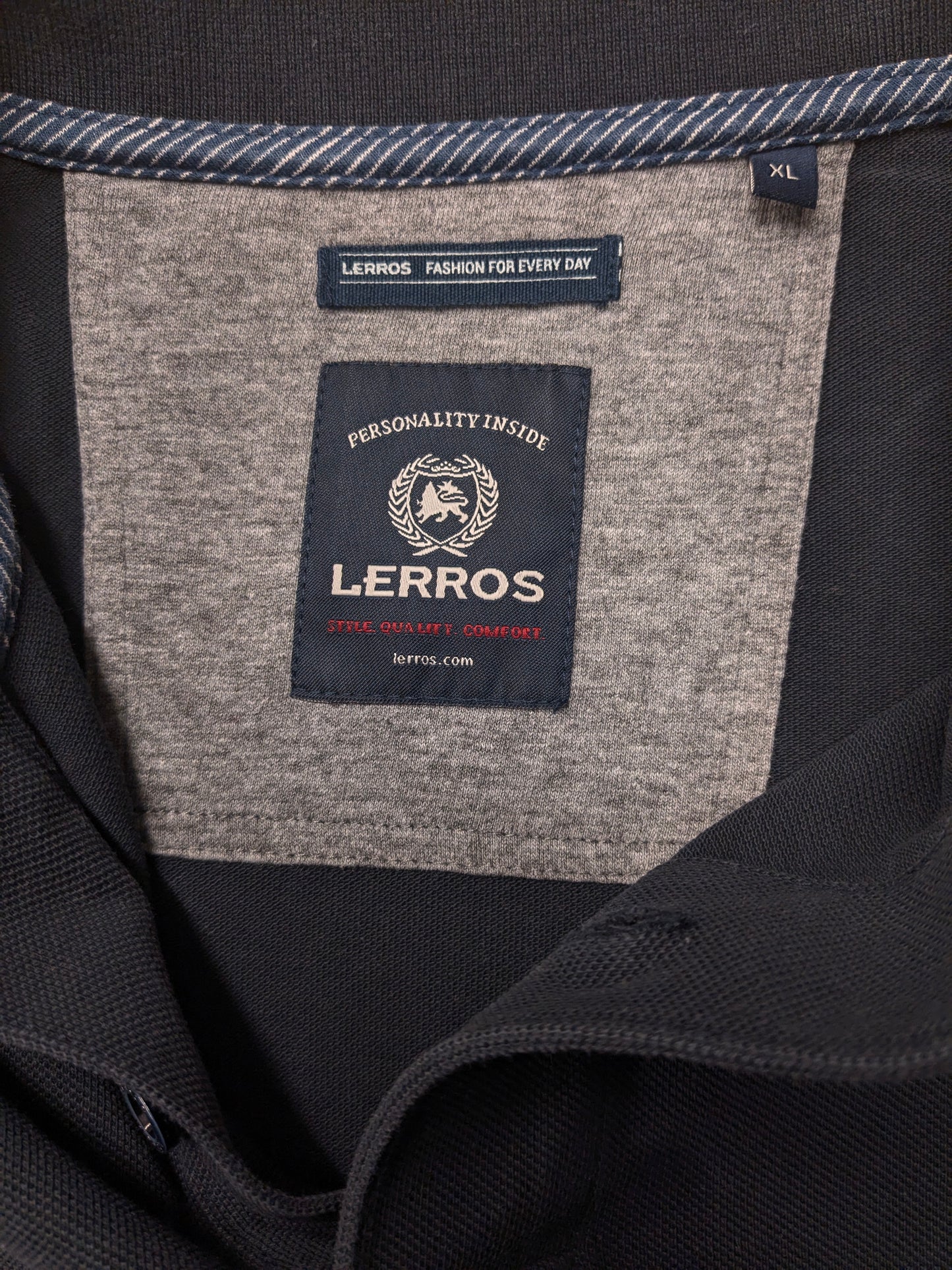 Lerrros polo. Dunkelblau gefärbt. Größe xl.