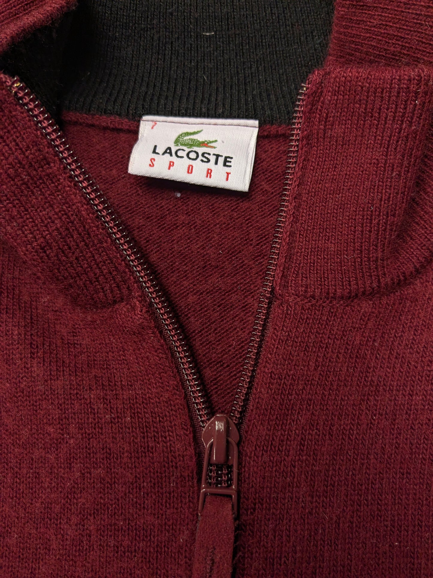 Vintage Lacoste Sport Wollen trui met rits. Bordeaux Zwart gekleurd. Maat 2XL / XXL. 44% Wol.