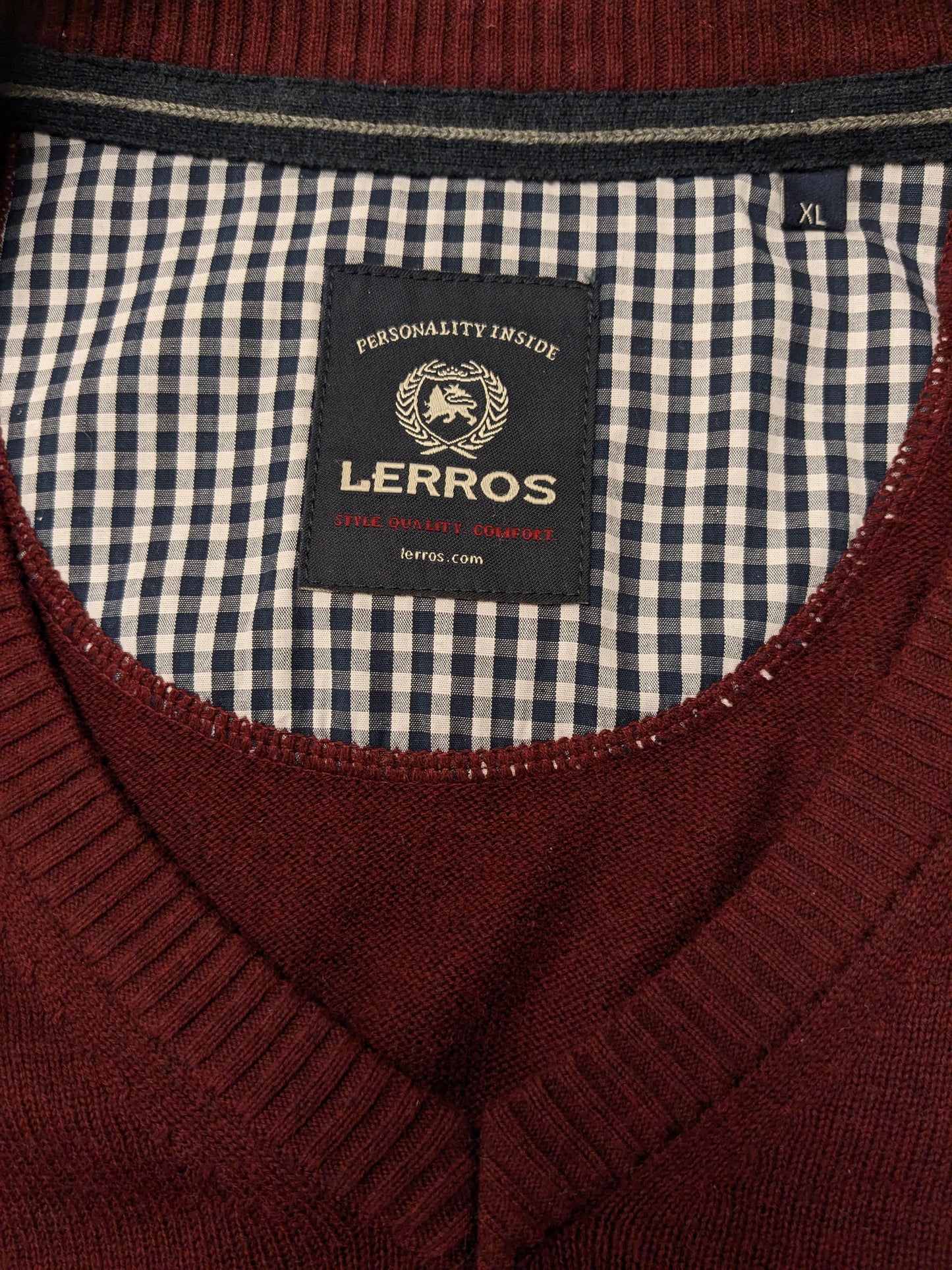 Lerrros-Pullover mit V-Ausschnitt. Dunkelrot gemischt. Größe xl.