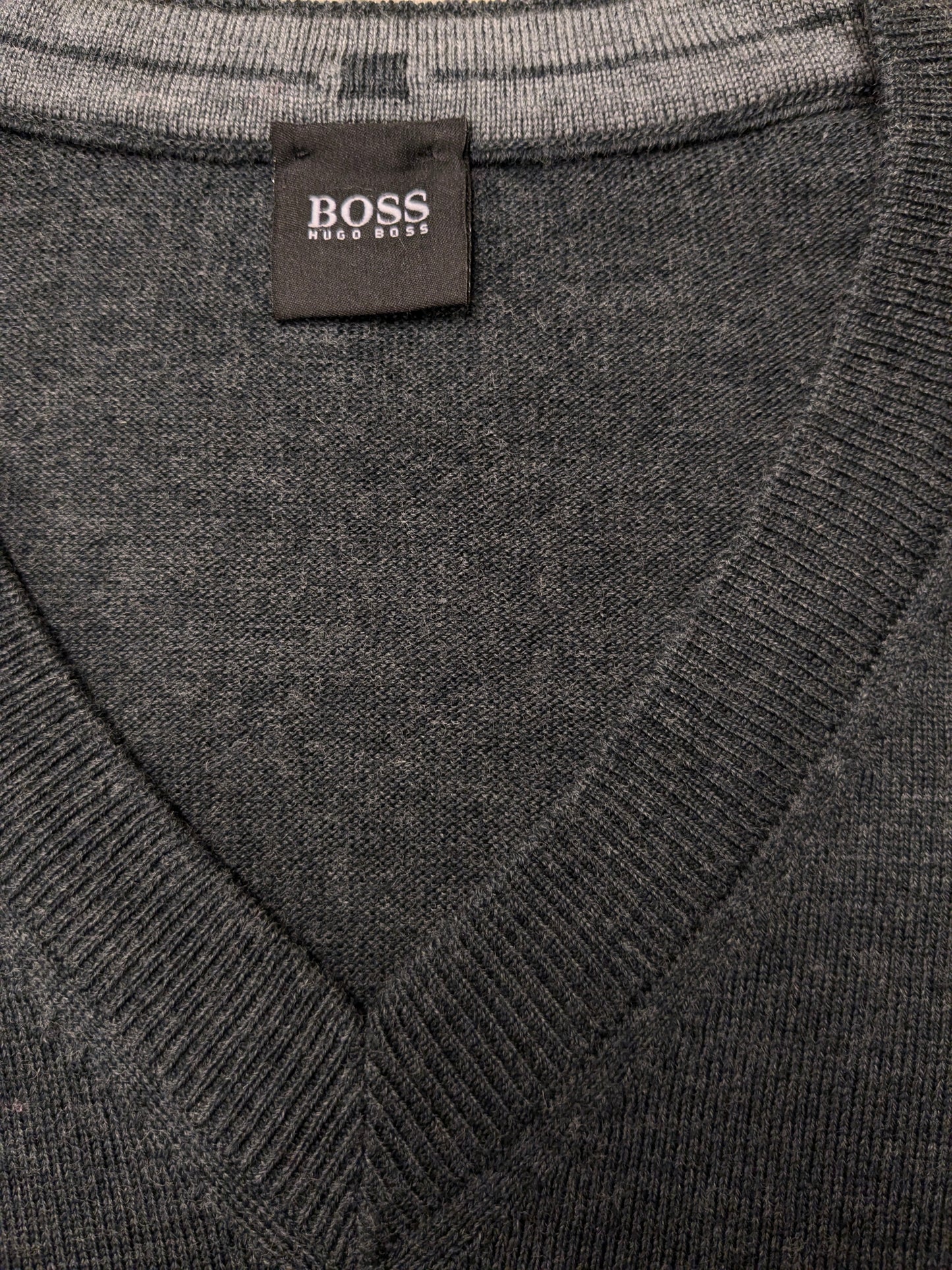 Boss Hugo Boss Woolen Pull avec V-Neck. Gris foncé mélangé. Taille 2xl / xxl. 100% laine.