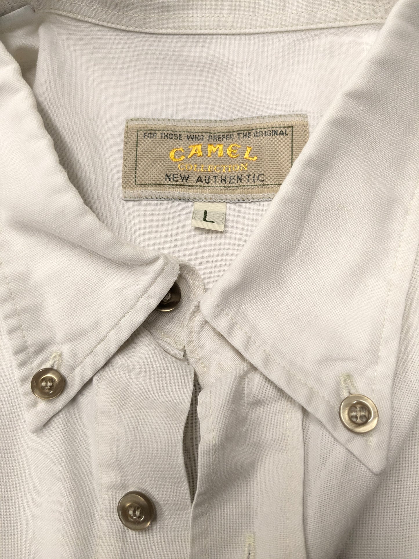 Sleeve corta della camicia di lino cammello. Bianco. Taglia XL.