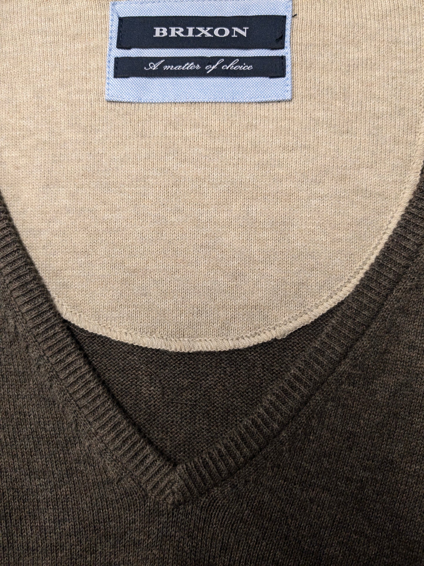 Pull décontracté Brixon avec col en V. Brun mélangé. Taille 2xl / xxl.