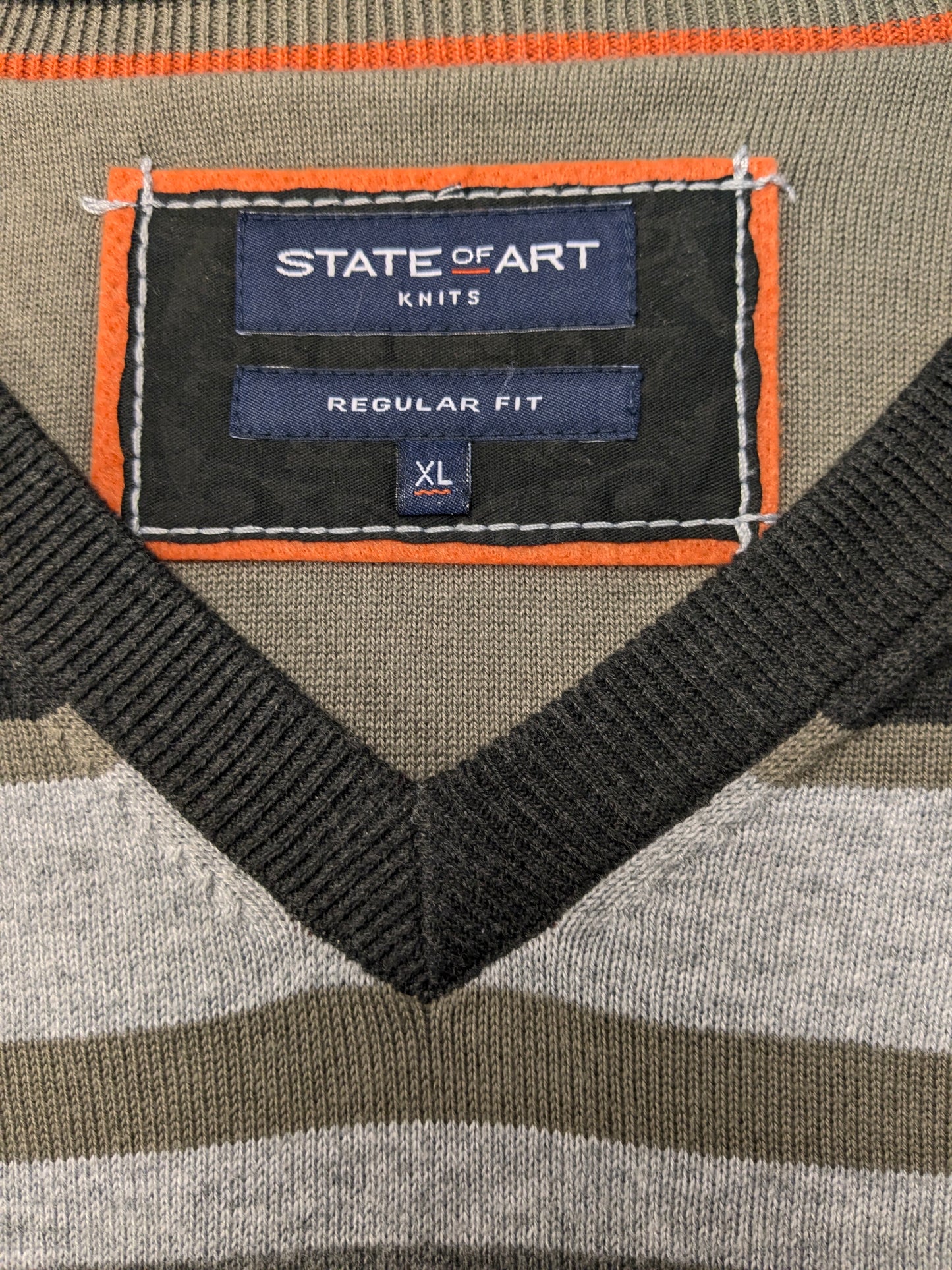 Estado de arte suéter casual con cuello en V. Gris verde rayado. Tamaño xl. Ajuste regular.