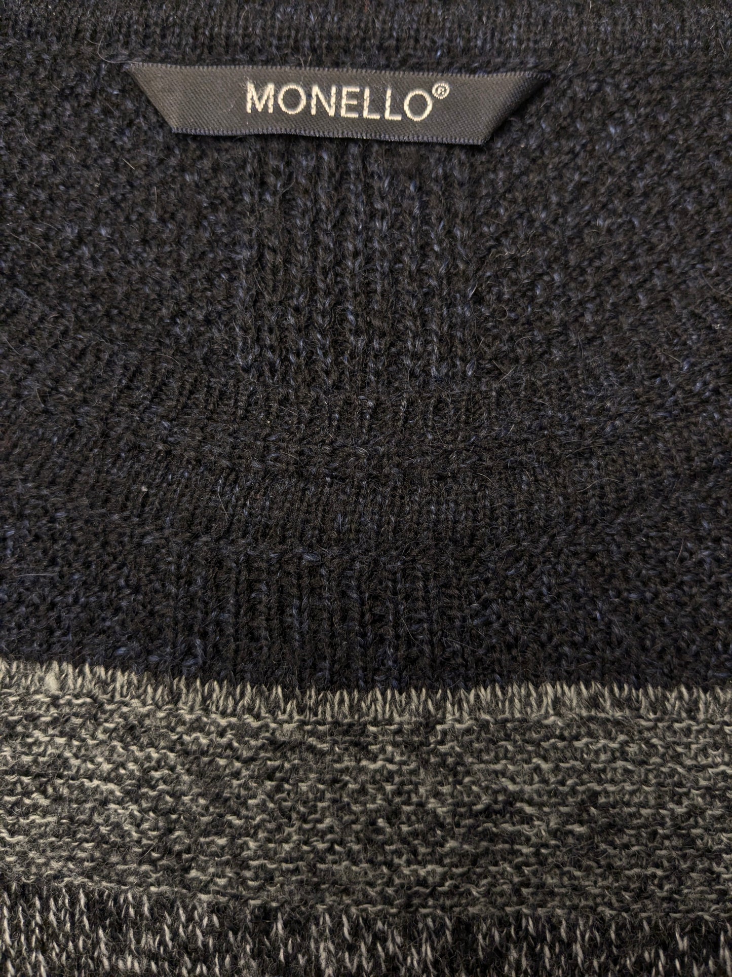 Suéter vintage de lana Monello Alpaca. Negro de color amarillo verde. Tamaño xl. 50% de lana y 5% de lana de alpaca.