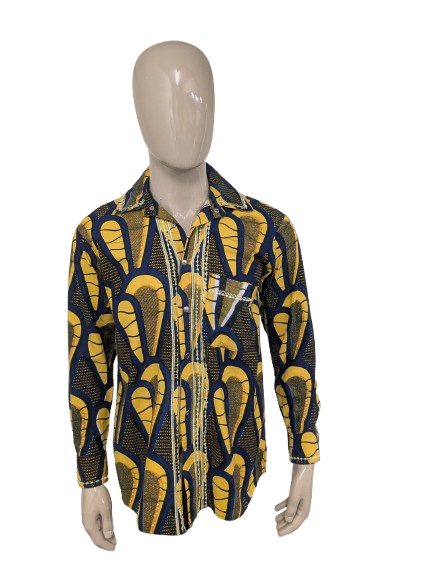 Merkloos overhemd met drukknopen. Geel Blauwe African print. Maat M.