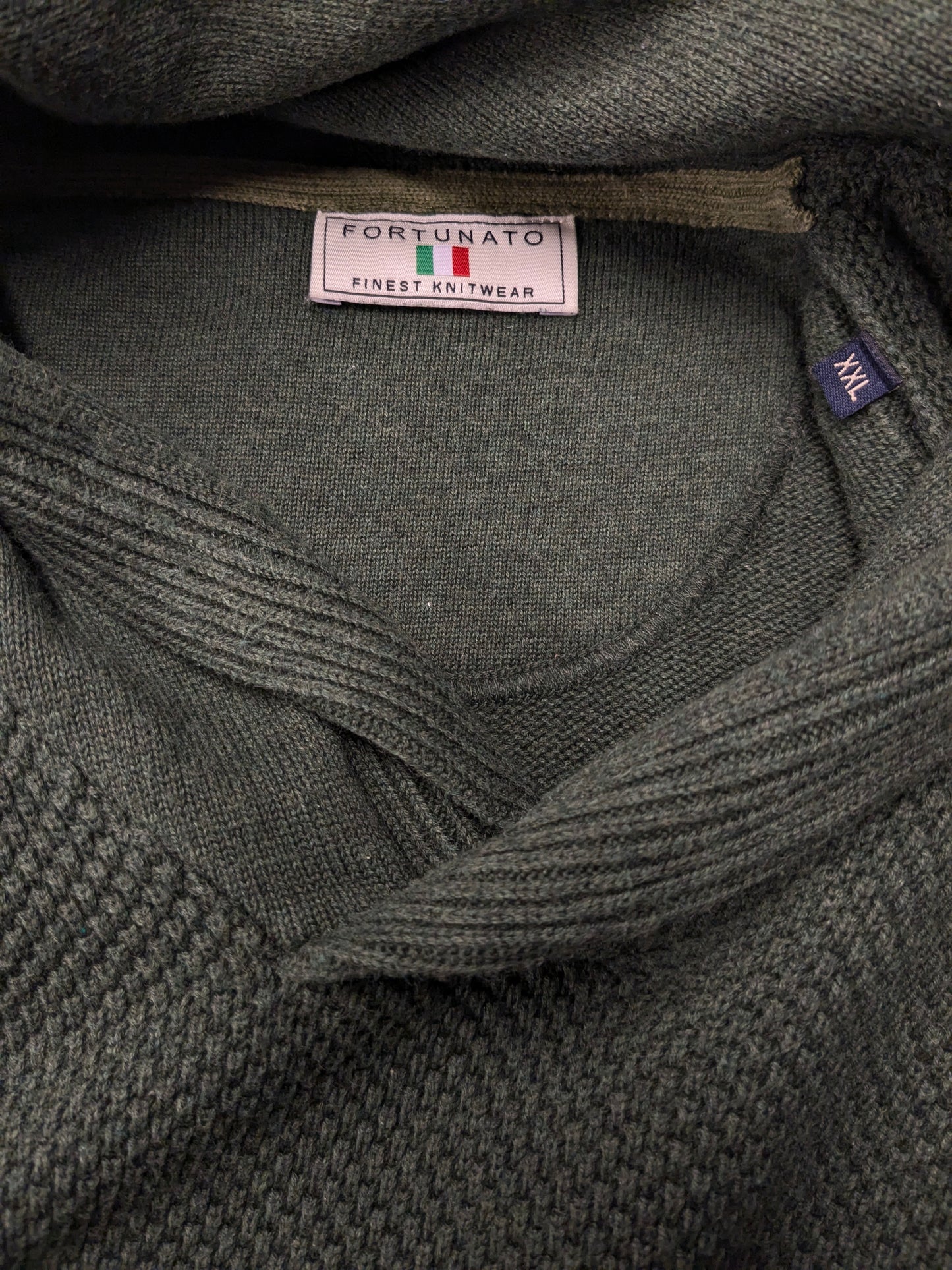 Forunato trui met sportieve col. Donker Groen voelbaar motief. Maat 2XL / XL.