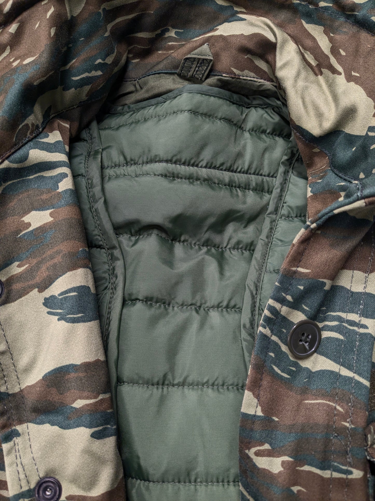 Chaqueta de invierno del ejército / ejército con capucha extraíble. Chaqueta interior extra removible. Color marrón verde. Tamaño M.