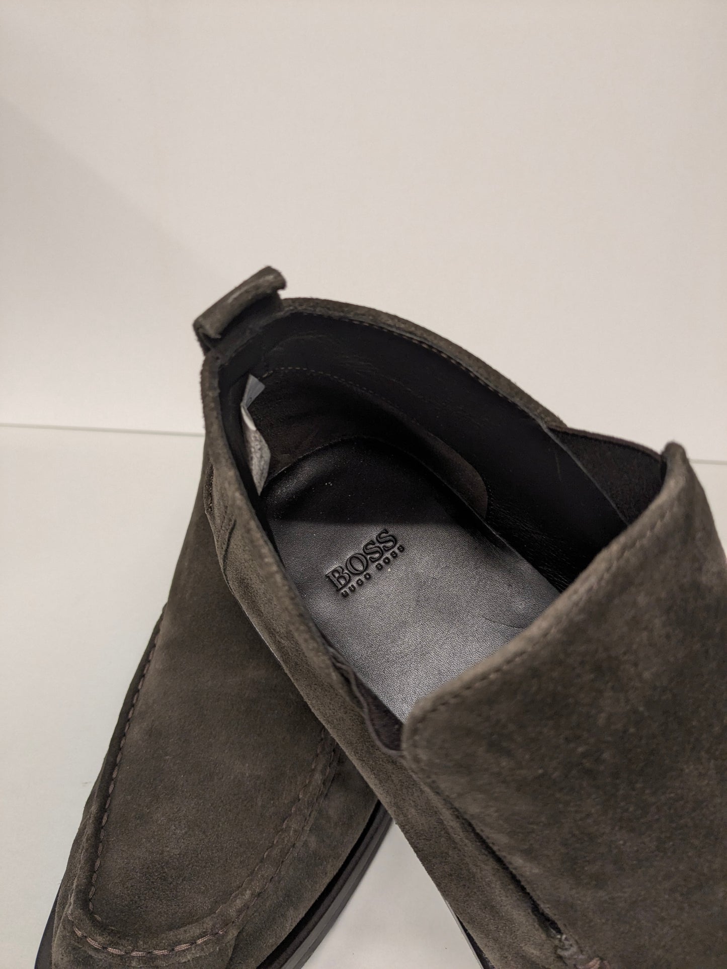 Botas de tobillo de cuero Hugo Boss. Color gris oscuro. Tamaño 42.