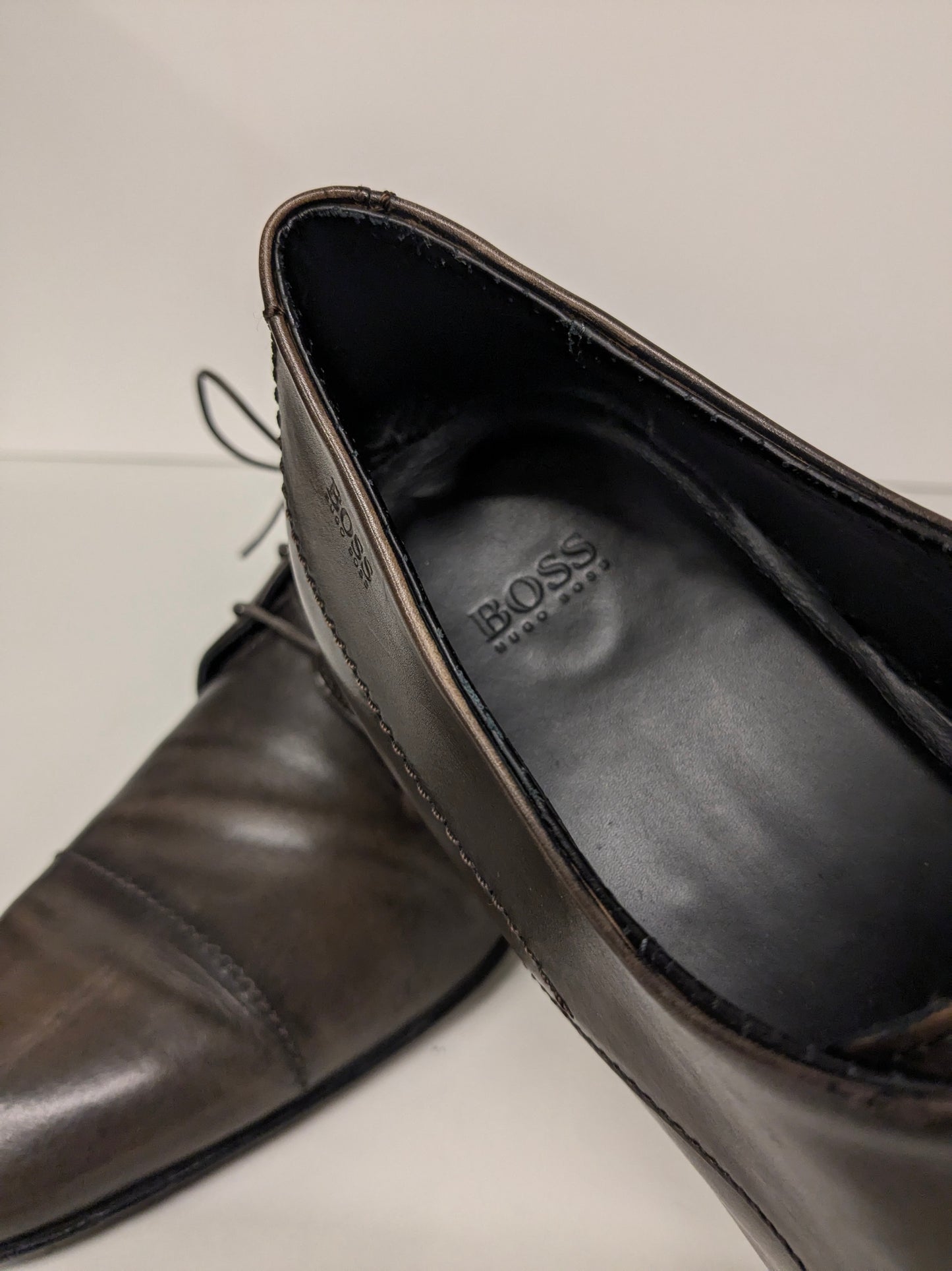 Hugo Boss Leather Lace -Up Zapatos. Color gris oscuro. Tamaño 42.