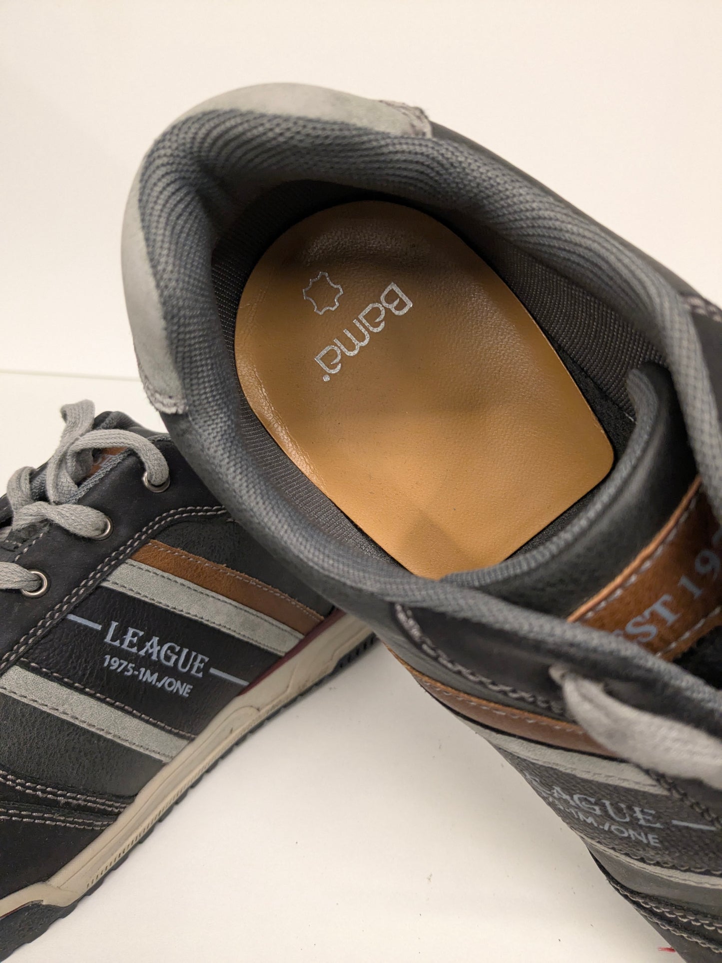 Zapatillas de cuero Memphis. Color rojo marrón gris. Tamaño 46.