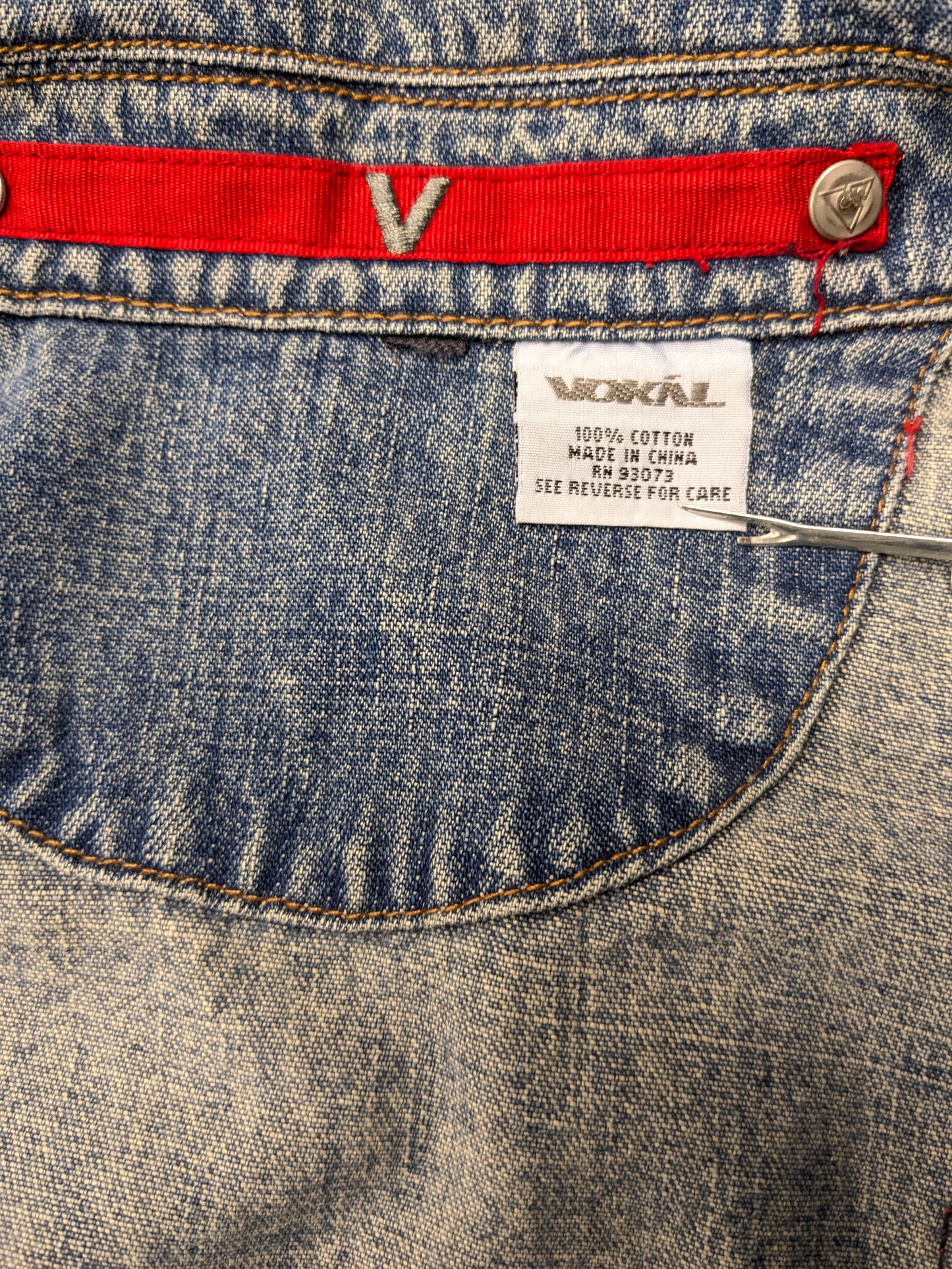 Vintage Vokal jeans / spijkerjack met applicaties. Blauw gekleurd. Maat XL.