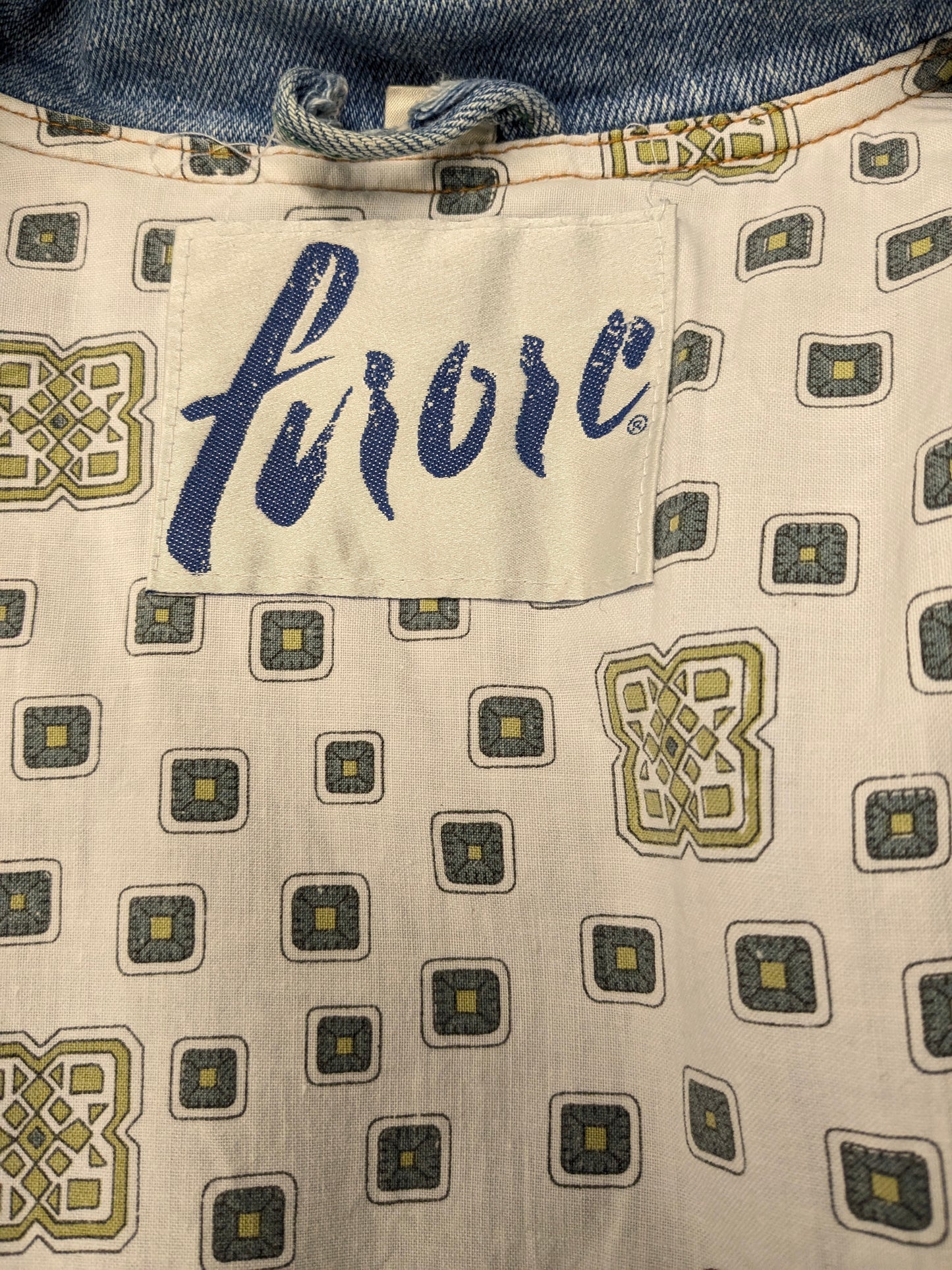 Vintage Fuiore Licht gevoerde jeans / spijkerjack. Licht Blauw gekleurd. Maat XL.