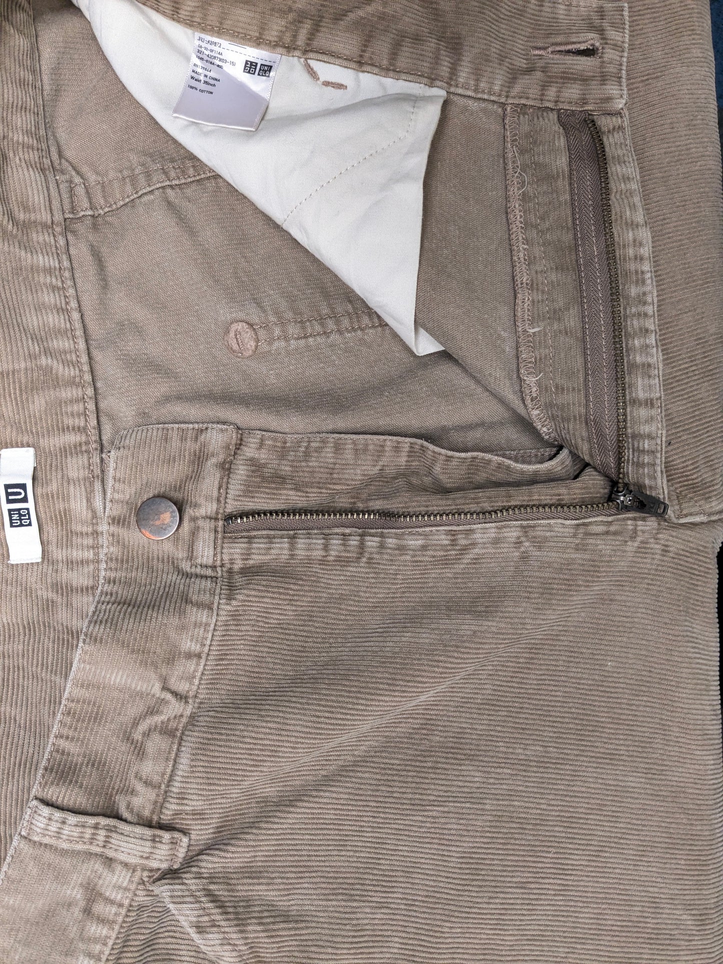 Uniqlo Ribbroek. Hellbraun gefärbt. Größe W35 - L30.