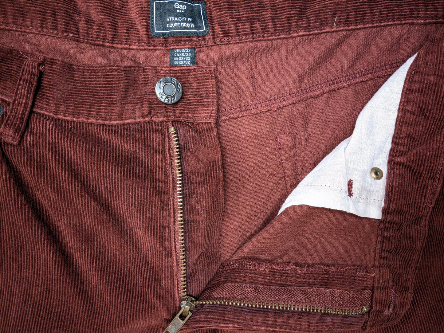 Gap ribbroek brown-red colored. Size W38 - L32. Straight fit.