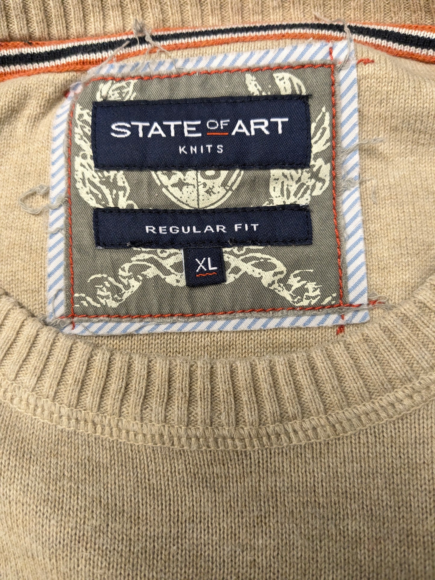 Maglione all'avanguardia. Beige misto. Taglia XL. Adattamento regolare.