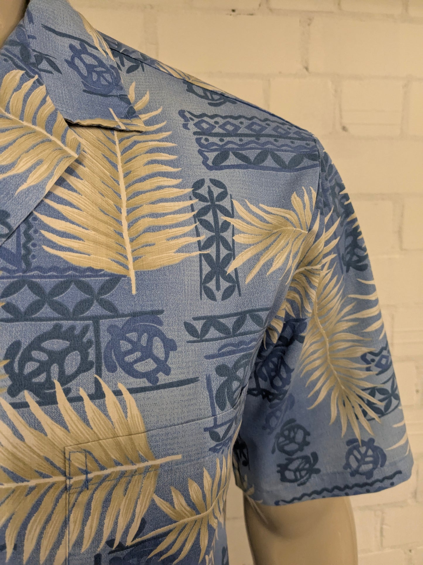 Royal Creations Hawaii Shirt Short Sleeve. Blue beige print. Size L.