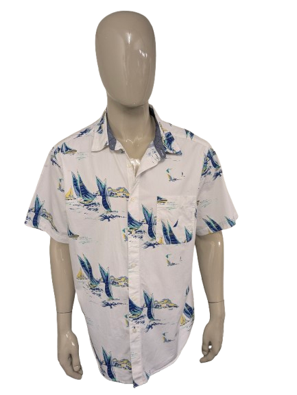 Manche courte de la chemise nautica. Blanc avec une impression de voilier de couleur. Taille 2xl / xxl. Fit classique.