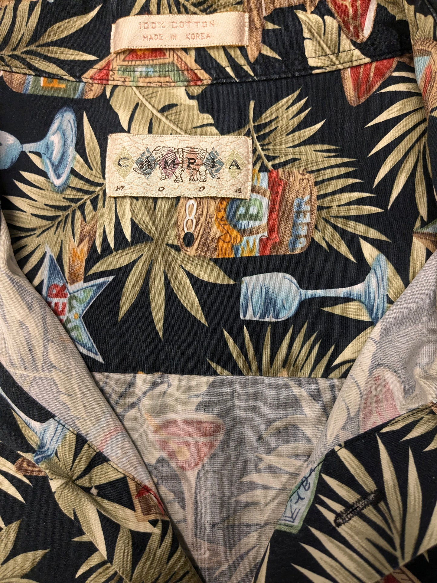 Camisa Campina Vintage manga corta. Impresión de las bebidas verdes negras. Tamaño 4xl / xxxxl.