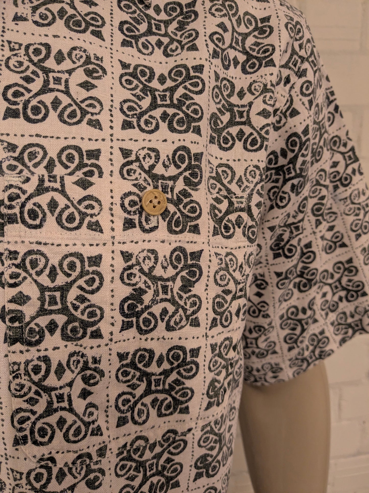 Camiseta de lino Cambridge Cambridge Camina corta. Impresión beige verde. Tamaño M / L. 55% de lino.