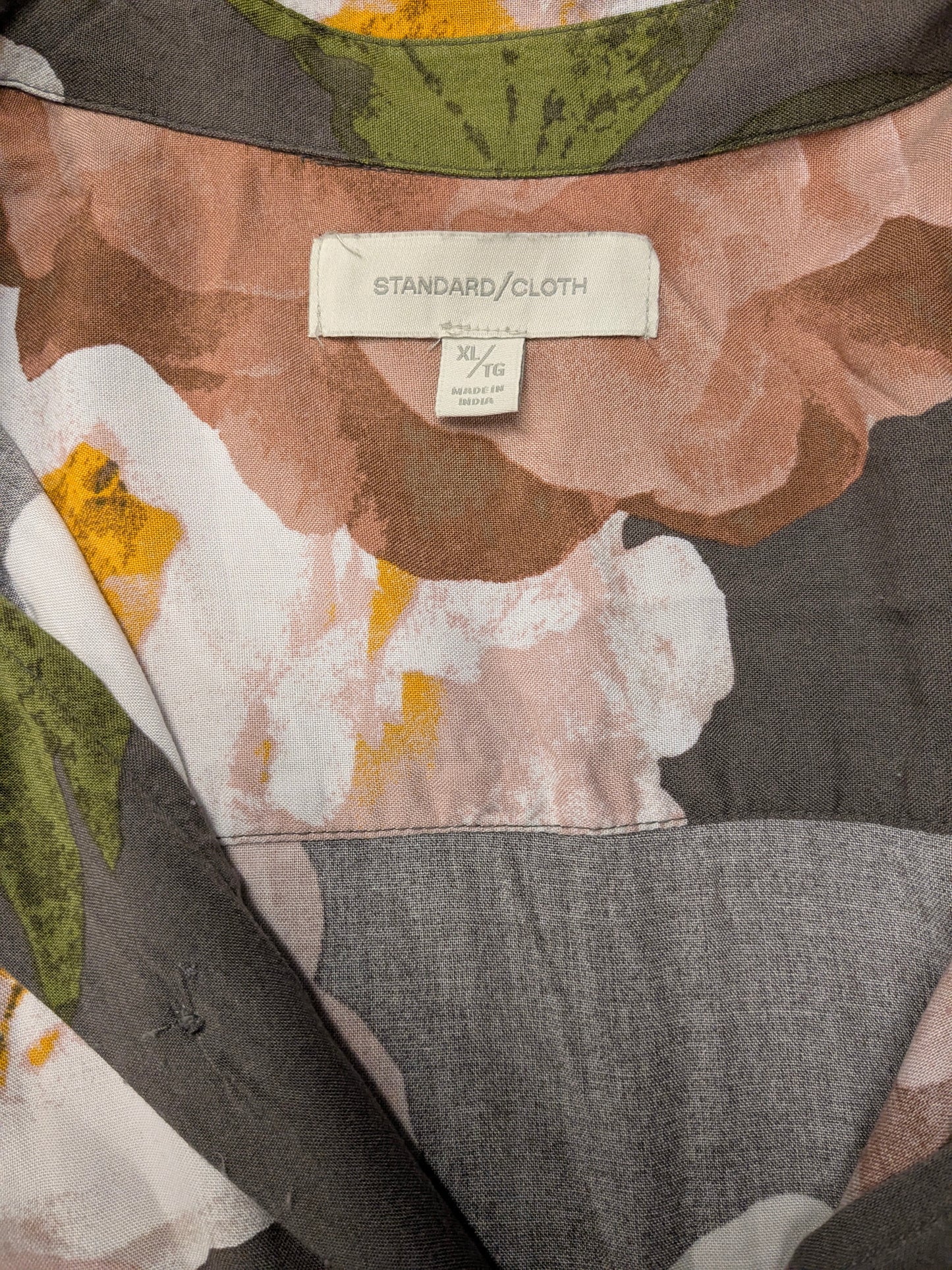 Sleeve corta di camicia di stoffa standard. Fiori verdi rosa Stampa. Dimensione 2xl / xxl.