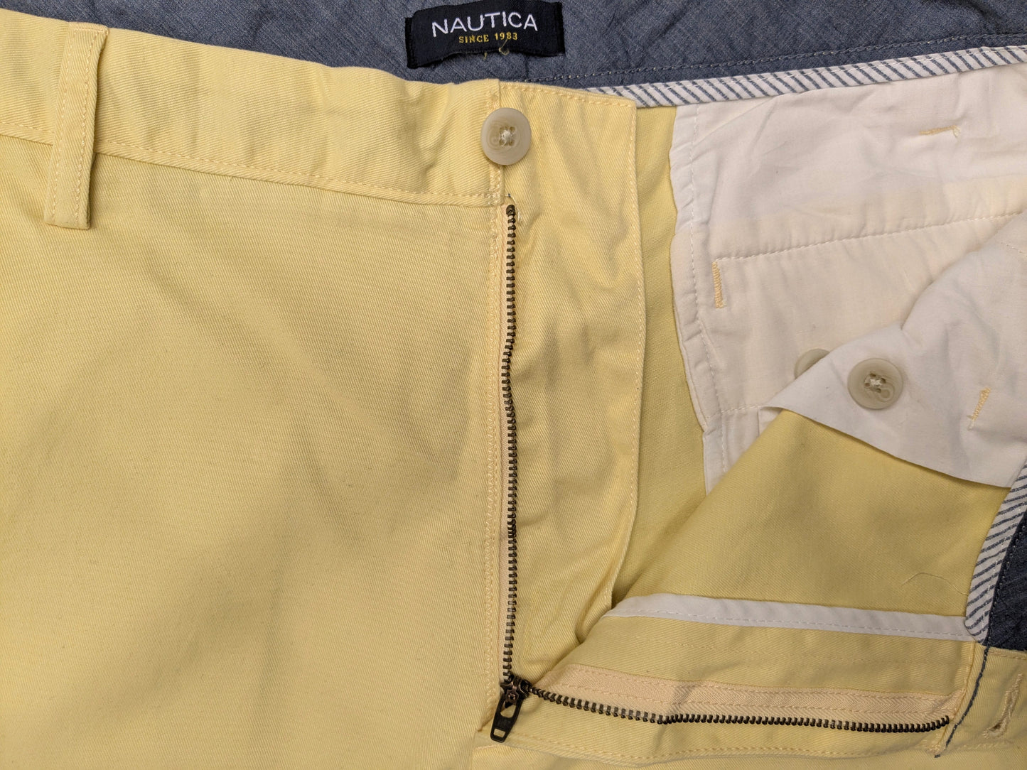Nautica korte broek. Geel gekleurd. Maat W38. Type "The Deck Short".